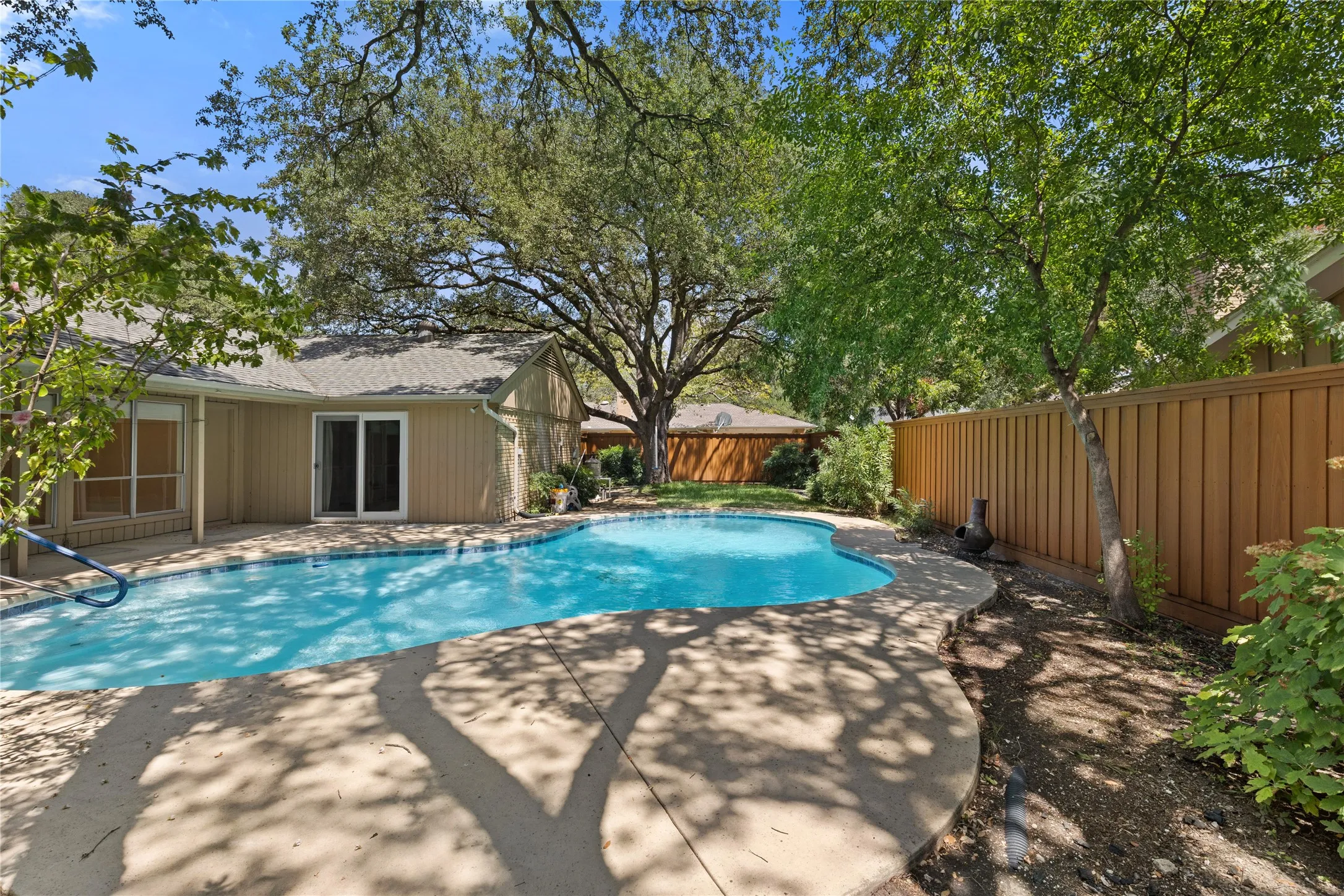 Single Family Residence For Sale in Dallas County , 14918 Vistaridge Drive, Dallas, Texas 75248, 4 Bedroom, 4 Bathroom, 2 Garage spaces, 3,586 Sqft, built in 1969, mls#21360512, Real Estate Agent in Dallas, Homes For Sale in Dallas county, Homes For Sale in Dallas, Realtor in Dallas Texas, Real Estate Brokerage Independent Realty Texas, Luminita Cordes Realtor