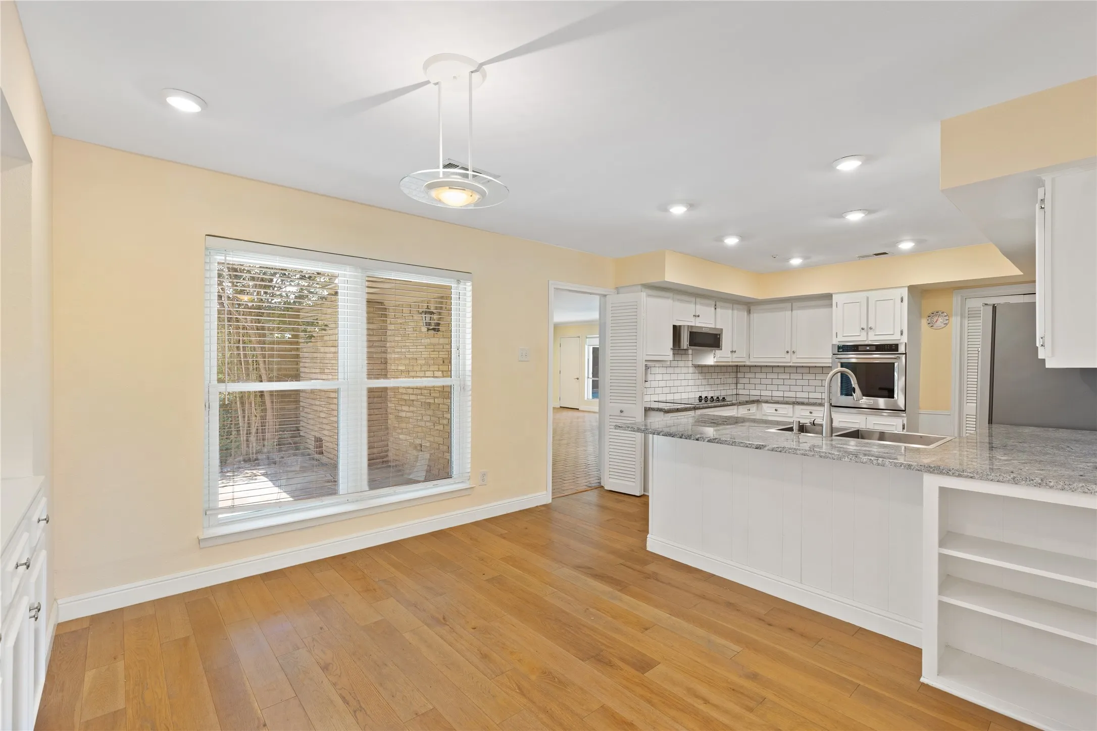 Single Family Residence For Sale in Dallas County , 14918 Vistaridge Drive, Dallas, Texas 75248, 4 Bedroom, 4 Bathroom, 2 Garage spaces, 3,586 Sqft, built in 1969, mls#21360512, Real Estate Agent in Dallas, Homes For Sale in Dallas county, Homes For Sale in Dallas, Realtor in Dallas Texas, Real Estate Brokerage Independent Realty Texas, Luminita Cordes Realtor