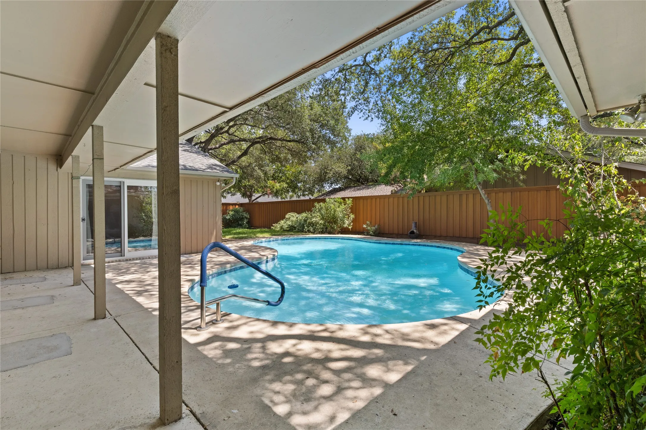 Single Family Residence For Sale in Dallas County , 14918 Vistaridge Drive, Dallas, Texas 75248, 4 Bedroom, 4 Bathroom, 2 Garage spaces, 3,586 Sqft, built in 1969, mls#21360512, Real Estate Agent in Dallas, Homes For Sale in Dallas county, Homes For Sale in Dallas, Realtor in Dallas Texas, Real Estate Brokerage Independent Realty Texas, Luminita Cordes Realtor