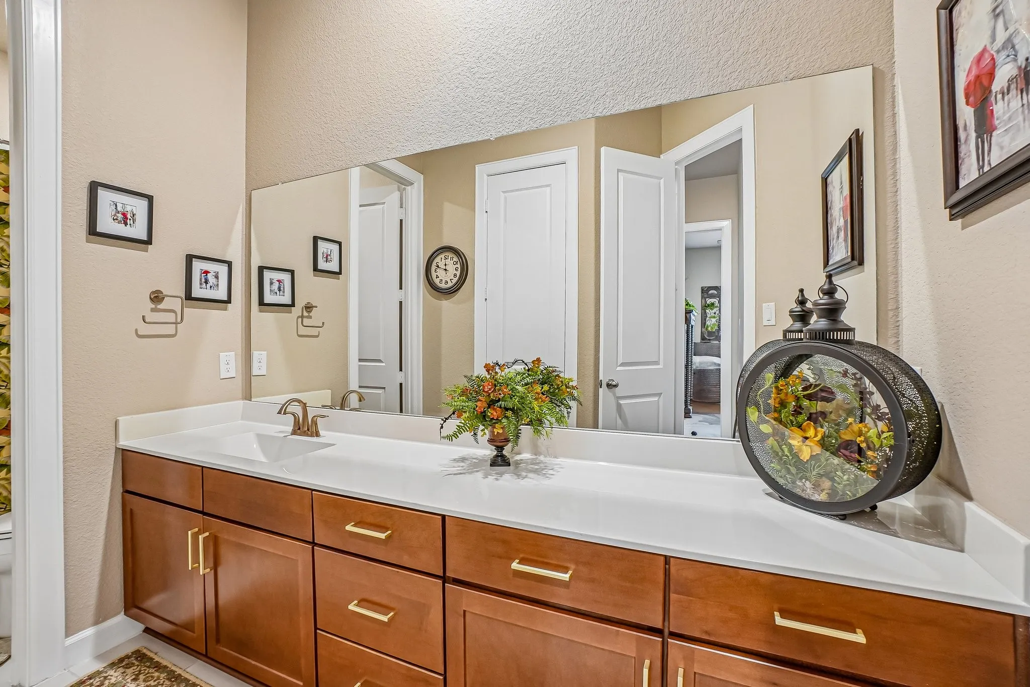 2nd full bathroom with tub & shower combination