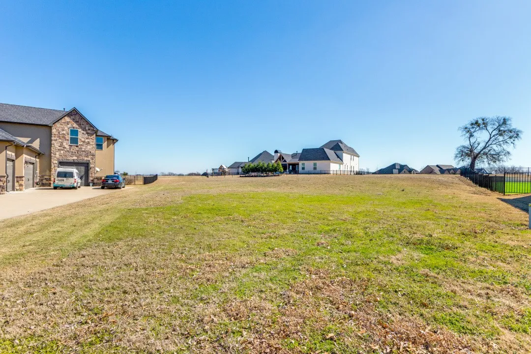 Expansive lot