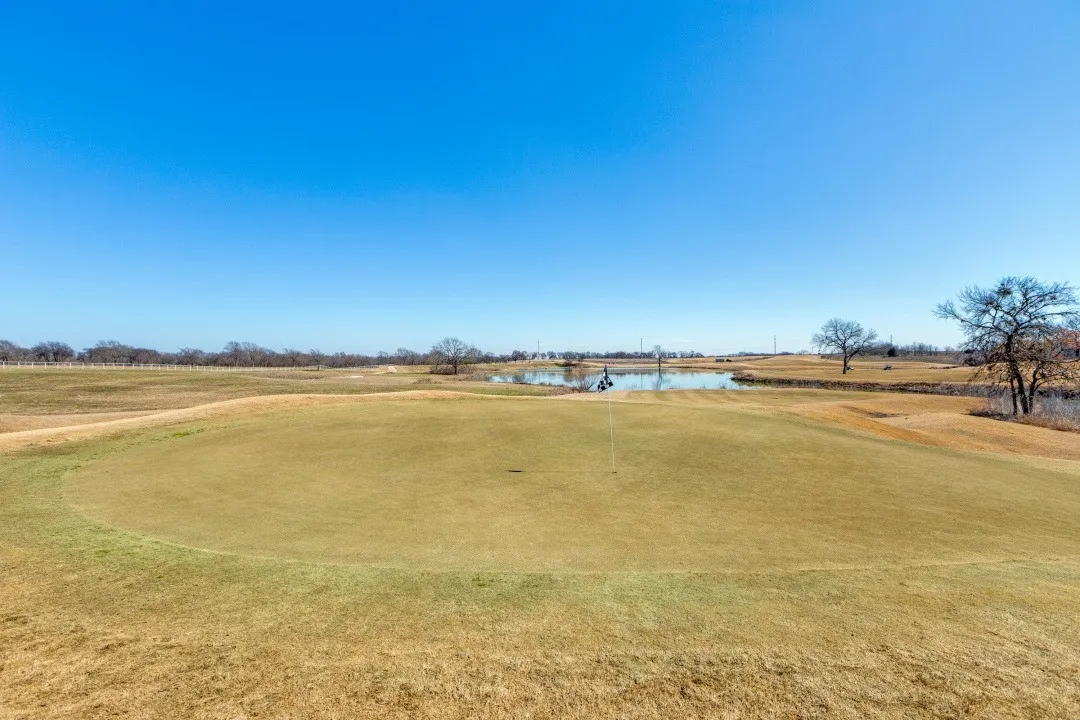Fred Couples-designed 18-hole championship course