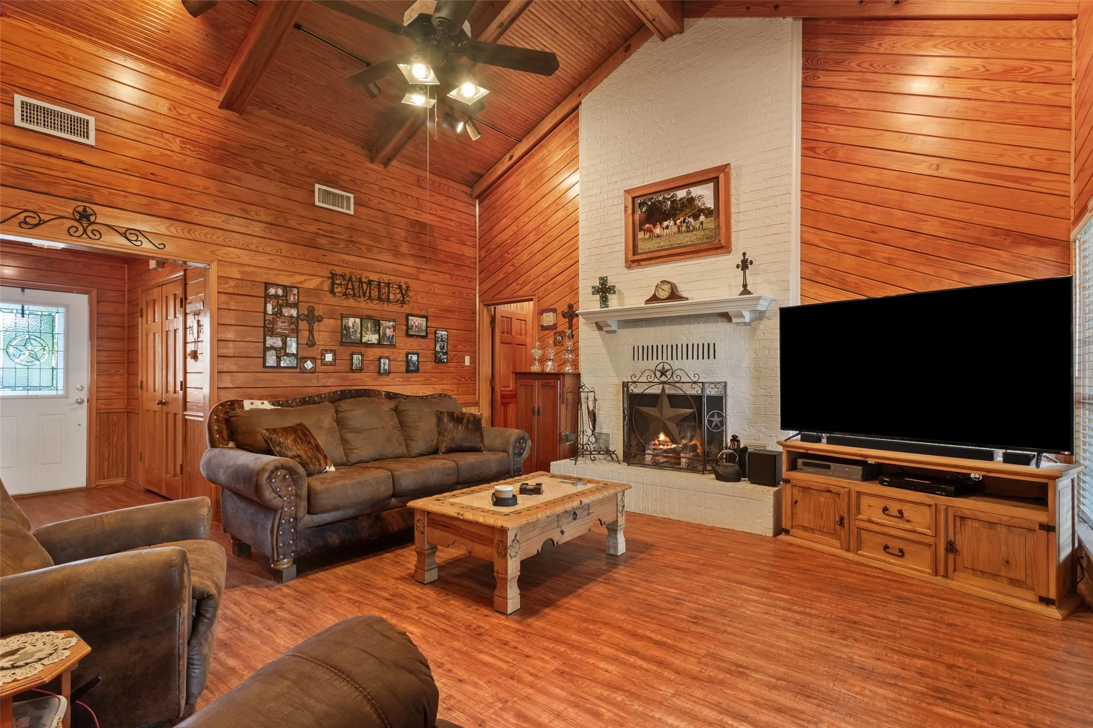 Single Family Residence For Sale in Freestone County , 420 E US Highway 84, Fairfield, Texas 75840, 3 Bedroom, 2 Bathroom, 2 Garage spaces, 1,930 Sqft, built in 1991, mls#21371849, Real Estate Agent in Fairfield, Homes For Sale in Freestone county, Homes For Sale in Fairfield, Realtor in Fairfield Texas, Real Estate Brokerage Independent Realty Texas, Luminita Cordes Realtor