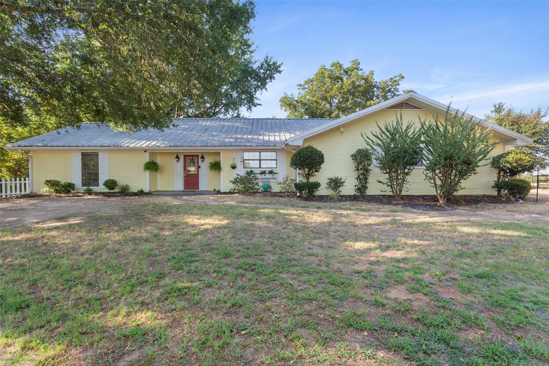 Single Family Residence For Sale in Freestone County , 420 E US Highway 84, Fairfield, Texas 75840, 3 Bedroom, 2 Bathroom, 2 Garage spaces, 1,930 Sqft, built in 1991, mls#21371849, Real Estate Agent in Fairfield, Homes For Sale in Freestone county, Homes For Sale in Fairfield, Realtor in Fairfield Texas, Real Estate Brokerage Independent Realty Texas, Luminita Cordes Realtor
