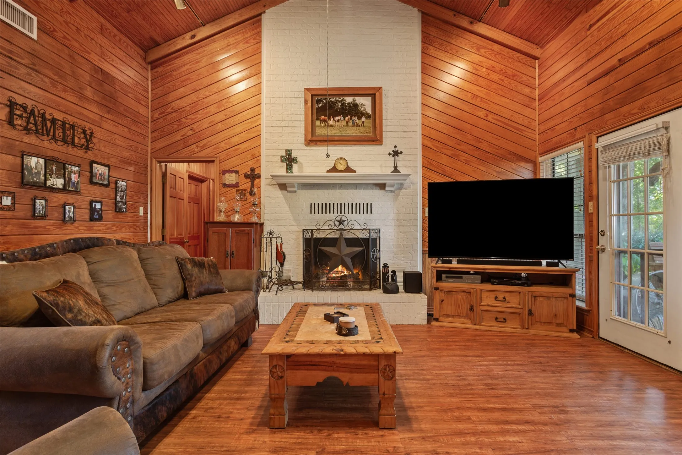 Single Family Residence For Sale in Freestone County , 420 E US Highway 84, Fairfield, Texas 75840, 3 Bedroom, 2 Bathroom, 2 Garage spaces, 1,930 Sqft, built in 1991, mls#21371849, Real Estate Agent in Fairfield, Homes For Sale in Freestone county, Homes For Sale in Fairfield, Realtor in Fairfield Texas, Real Estate Brokerage Independent Realty Texas, Luminita Cordes Realtor