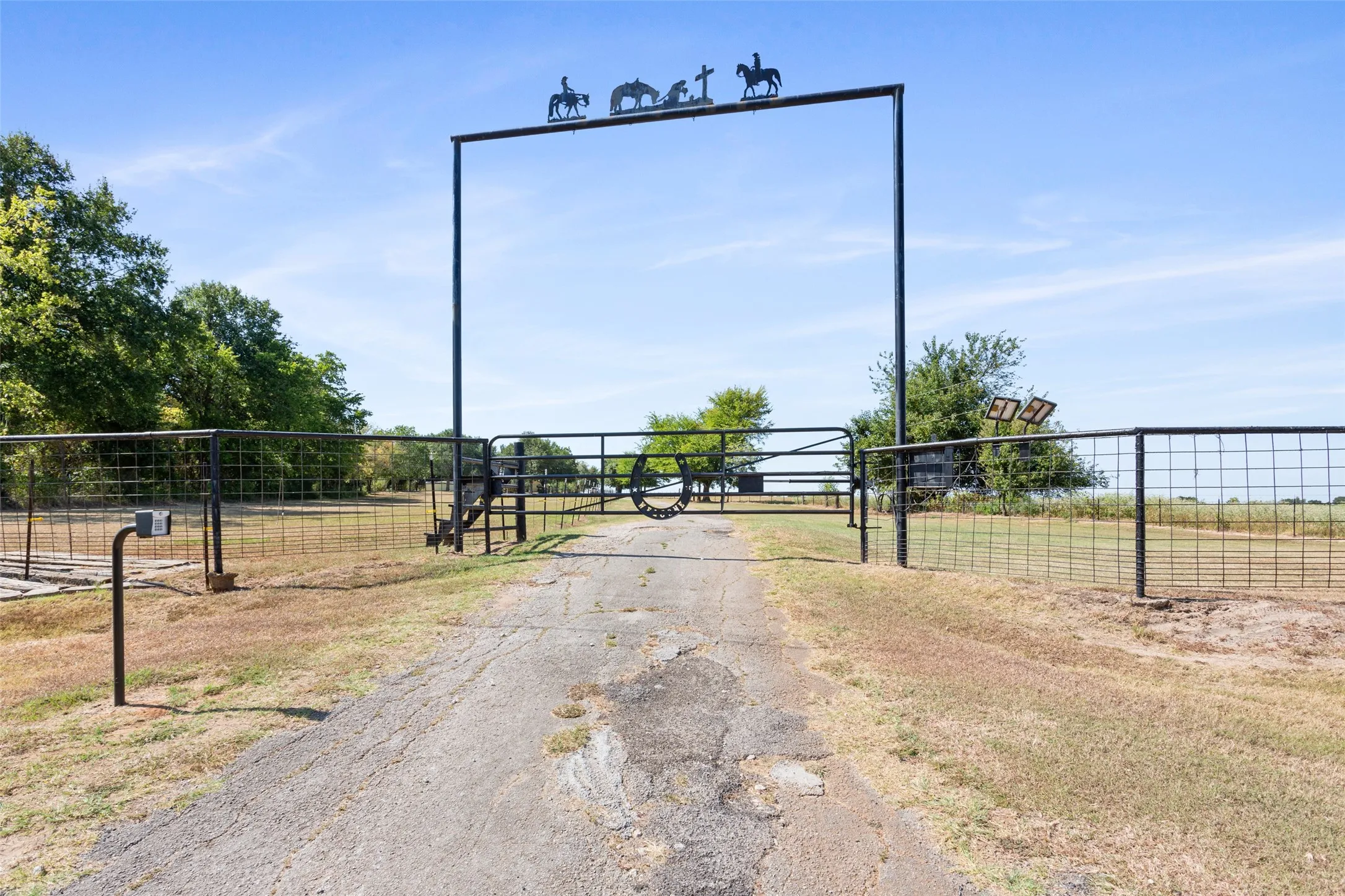 Single Family Residence For Sale in Freestone County , 420 E US Highway 84, Fairfield, Texas 75840, 3 Bedroom, 2 Bathroom, 2 Garage spaces, 1,930 Sqft, built in 1991, mls#21371849, Real Estate Agent in Fairfield, Homes For Sale in Freestone county, Homes For Sale in Fairfield, Realtor in Fairfield Texas, Real Estate Brokerage Independent Realty Texas, Luminita Cordes Realtor