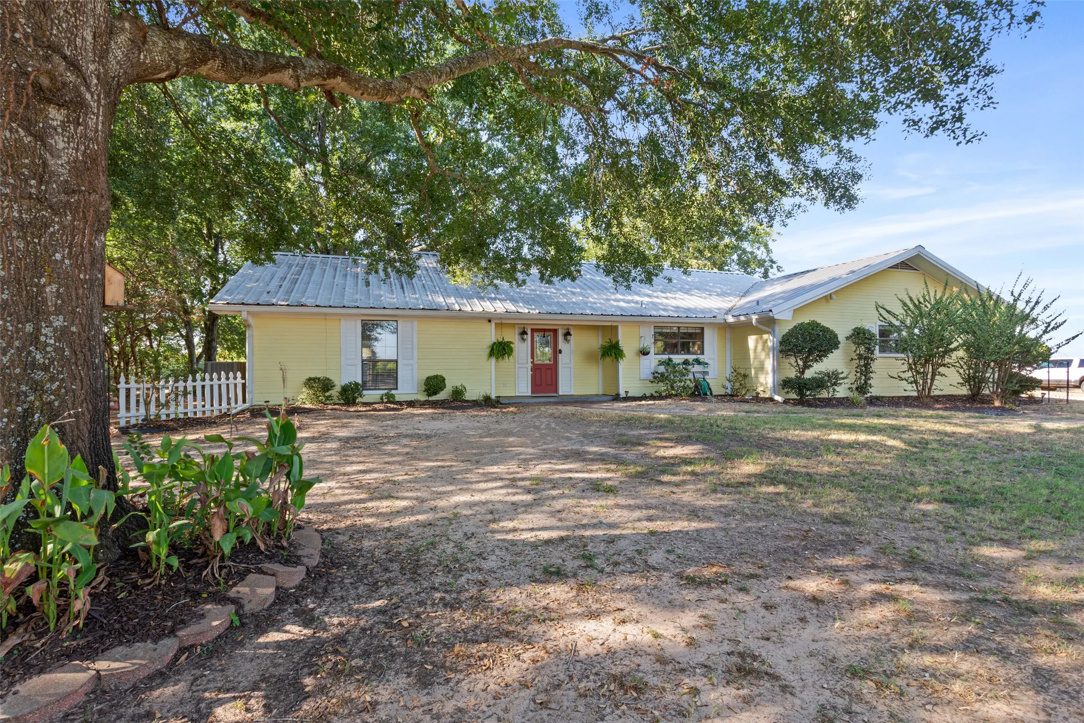 Single Family Residence For Sale in Freestone County , 420 E US Highway 84, Fairfield, Texas 75840, 3 Bedroom, 2 Bathroom, 2 Garage spaces, 1,930 Sqft, built in 1991, mls#21371849, Real Estate Agent in Fairfield, Homes For Sale in Freestone county, Homes For Sale in Fairfield, Realtor in Fairfield Texas, Real Estate Brokerage Independent Realty Texas, Luminita Cordes Realtor