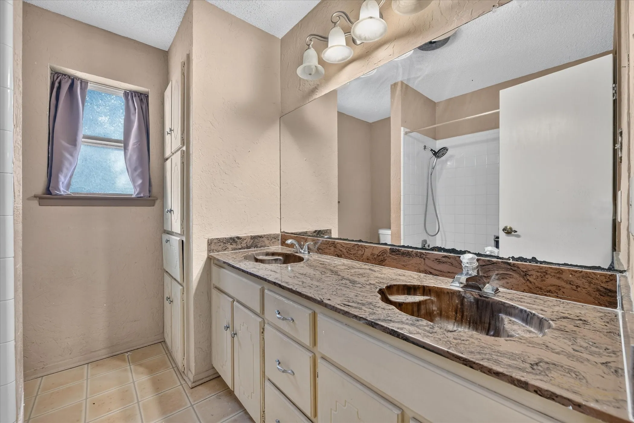 Hall bath with Double Sinks