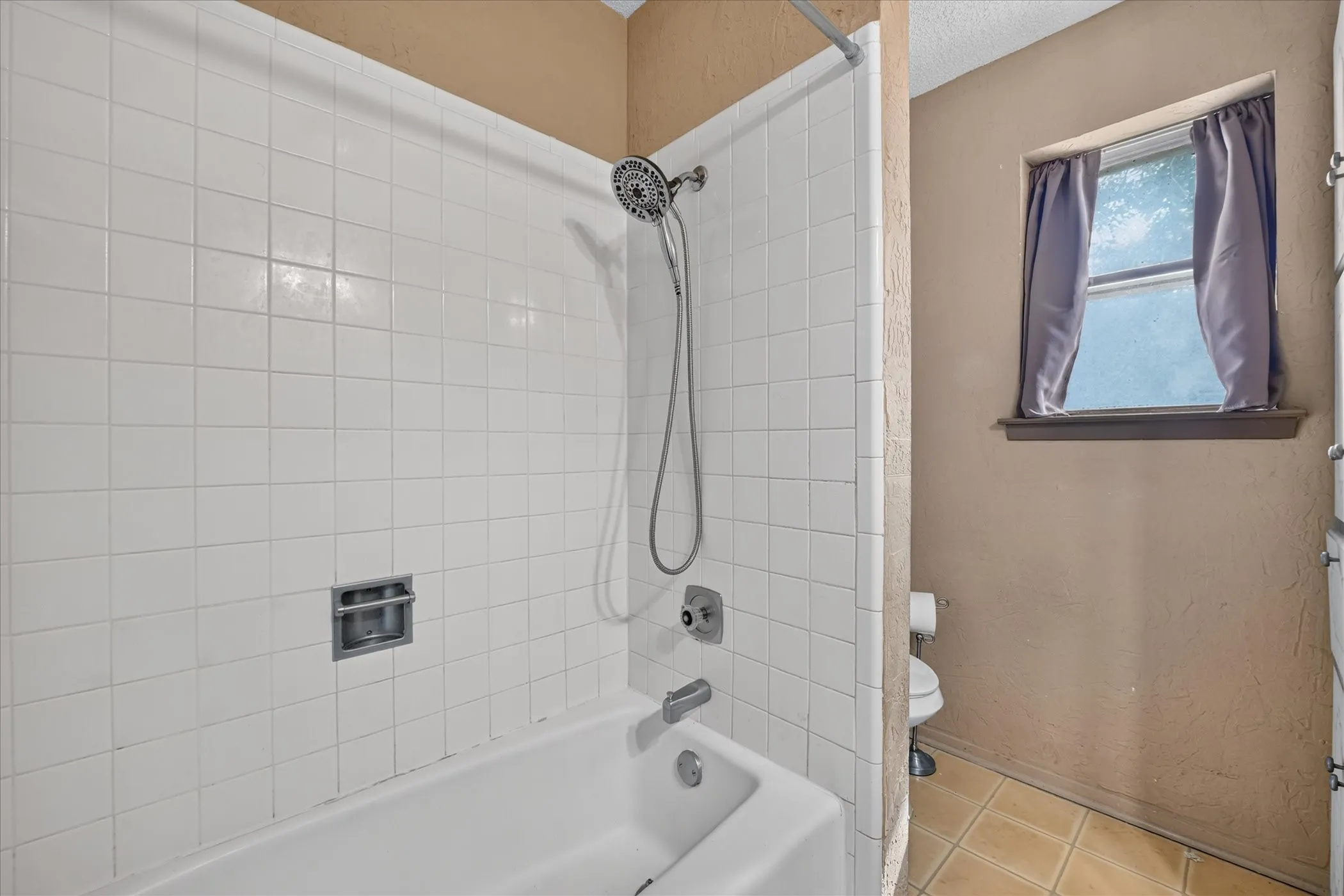 Hall bath with Tub/Shower