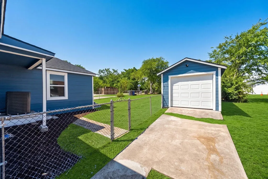 Single Family Residence For Sale in Dallas County , 409 S Barnett Avenue, Dallas, Texas 75211, 3 Bedroom, 2 Bathroom, 1 Garage spaces, 1,272 Sqft, built in 1950, mls#21371828, Real Estate Agent in Dallas, Homes For Sale in Dallas county, Homes For Sale in Dallas, Realtor in Dallas Texas, Real Estate Brokerage Independent Realty Texas, Luminita Cordes Realtor