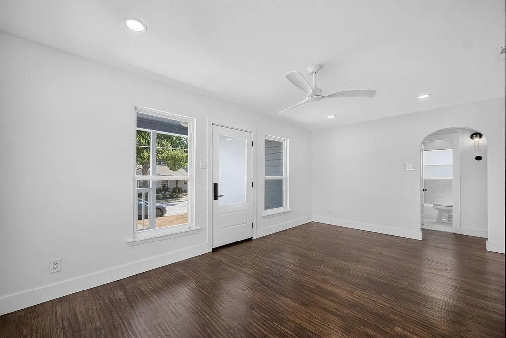 Single Family Residence For Sale in Dallas County , 409 S Barnett Avenue, Dallas, Texas 75211, 3 Bedroom, 2 Bathroom, 1 Garage spaces, 1,272 Sqft, built in 1950, mls#21371828, Real Estate Agent in Dallas, Homes For Sale in Dallas county, Homes For Sale in Dallas, Realtor in Dallas Texas, Real Estate Brokerage Independent Realty Texas, Luminita Cordes Realtor