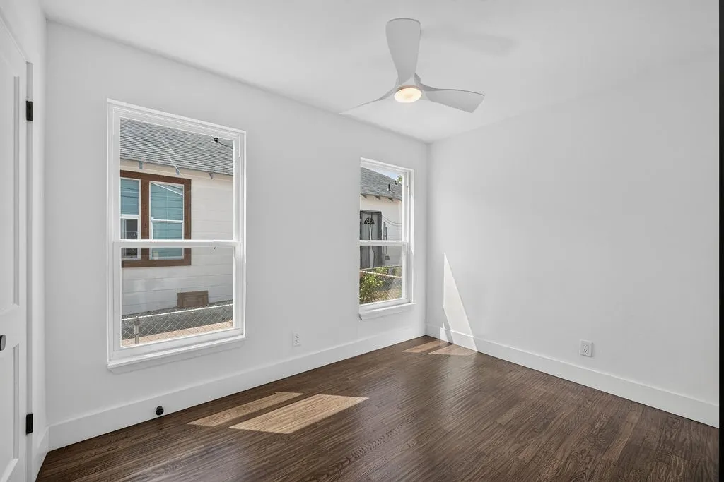 Single Family Residence For Sale in Dallas County , 409 S Barnett Avenue, Dallas, Texas 75211, 3 Bedroom, 2 Bathroom, 1 Garage spaces, 1,272 Sqft, built in 1950, mls#21371828, Real Estate Agent in Dallas, Homes For Sale in Dallas county, Homes For Sale in Dallas, Realtor in Dallas Texas, Real Estate Brokerage Independent Realty Texas, Luminita Cordes Realtor