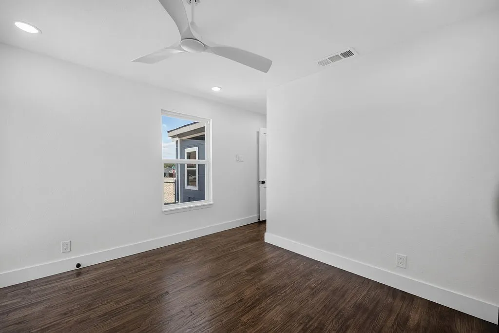 Single Family Residence For Sale in Dallas County , 409 S Barnett Avenue, Dallas, Texas 75211, 3 Bedroom, 2 Bathroom, 1 Garage spaces, 1,272 Sqft, built in 1950, mls#21371828, Real Estate Agent in Dallas, Homes For Sale in Dallas county, Homes For Sale in Dallas, Realtor in Dallas Texas, Real Estate Brokerage Independent Realty Texas, Luminita Cordes Realtor