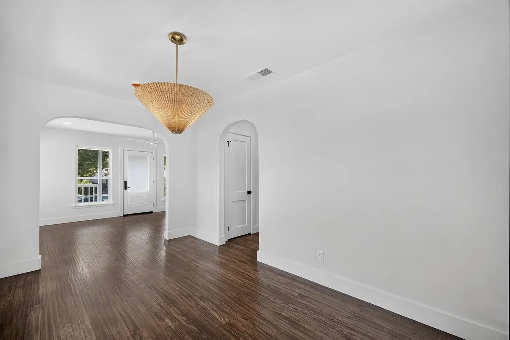 Single Family Residence For Sale in Dallas County , 409 S Barnett Avenue, Dallas, Texas 75211, 3 Bedroom, 2 Bathroom, 1 Garage spaces, 1,272 Sqft, built in 1950, mls#21371828, Real Estate Agent in Dallas, Homes For Sale in Dallas county, Homes For Sale in Dallas, Realtor in Dallas Texas, Real Estate Brokerage Independent Realty Texas, Luminita Cordes Realtor