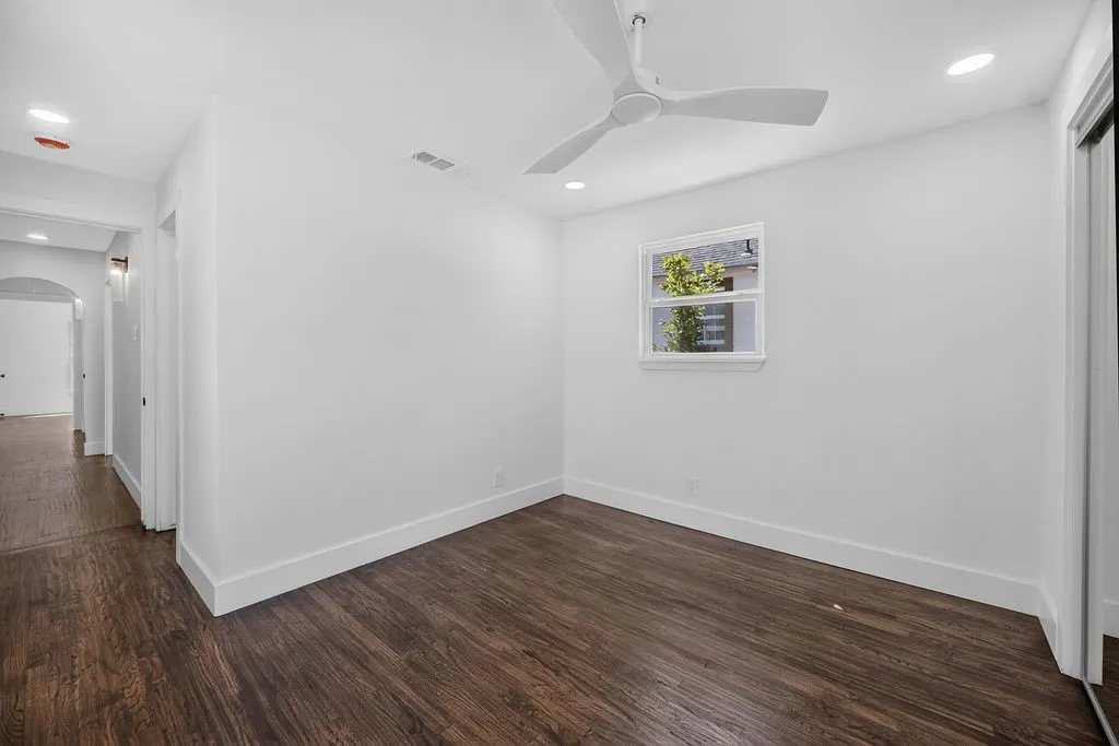 Single Family Residence For Sale in Dallas County , 409 S Barnett Avenue, Dallas, Texas 75211, 3 Bedroom, 2 Bathroom, 1 Garage spaces, 1,272 Sqft, built in 1950, mls#21371828, Real Estate Agent in Dallas, Homes For Sale in Dallas county, Homes For Sale in Dallas, Realtor in Dallas Texas, Real Estate Brokerage Independent Realty Texas, Luminita Cordes Realtor