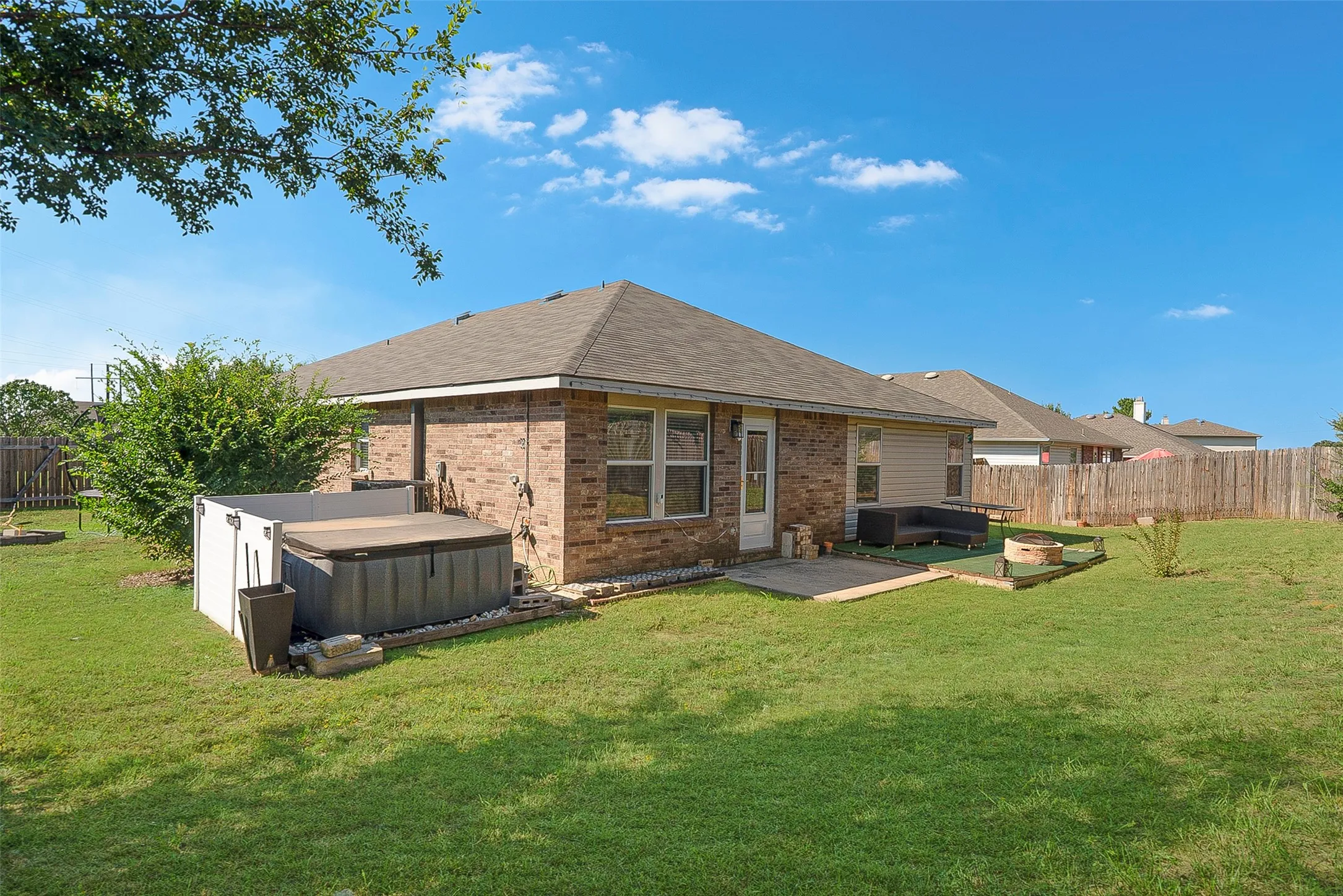 Single Family Residence For Sale in Denton County , 2901 Saddle Drive, Denton, Texas 76210, 4 Bedroom, 2 Bathroom, 2 Garage spaces, 2,093 Sqft, built in 2008, mls#21371866, Real Estate Agent in Denton, Homes For Sale in Denton county, Homes For Sale in Denton, Realtor in Denton Texas, Real Estate Brokerage Independent Realty Texas, Luminita Cordes Realtor