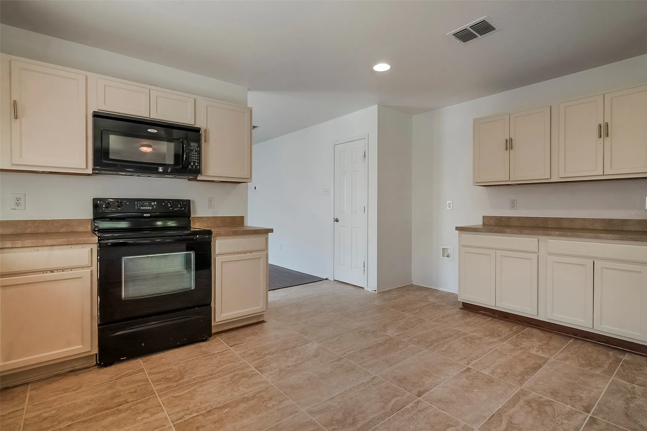 Single Family Residence For Sale in Denton County , 2901 Saddle Drive, Denton, Texas 76210, 4 Bedroom, 2 Bathroom, 2 Garage spaces, 2,093 Sqft, built in 2008, mls#21371866, Real Estate Agent in Denton, Homes For Sale in Denton county, Homes For Sale in Denton, Realtor in Denton Texas, Real Estate Brokerage Independent Realty Texas, Luminita Cordes Realtor