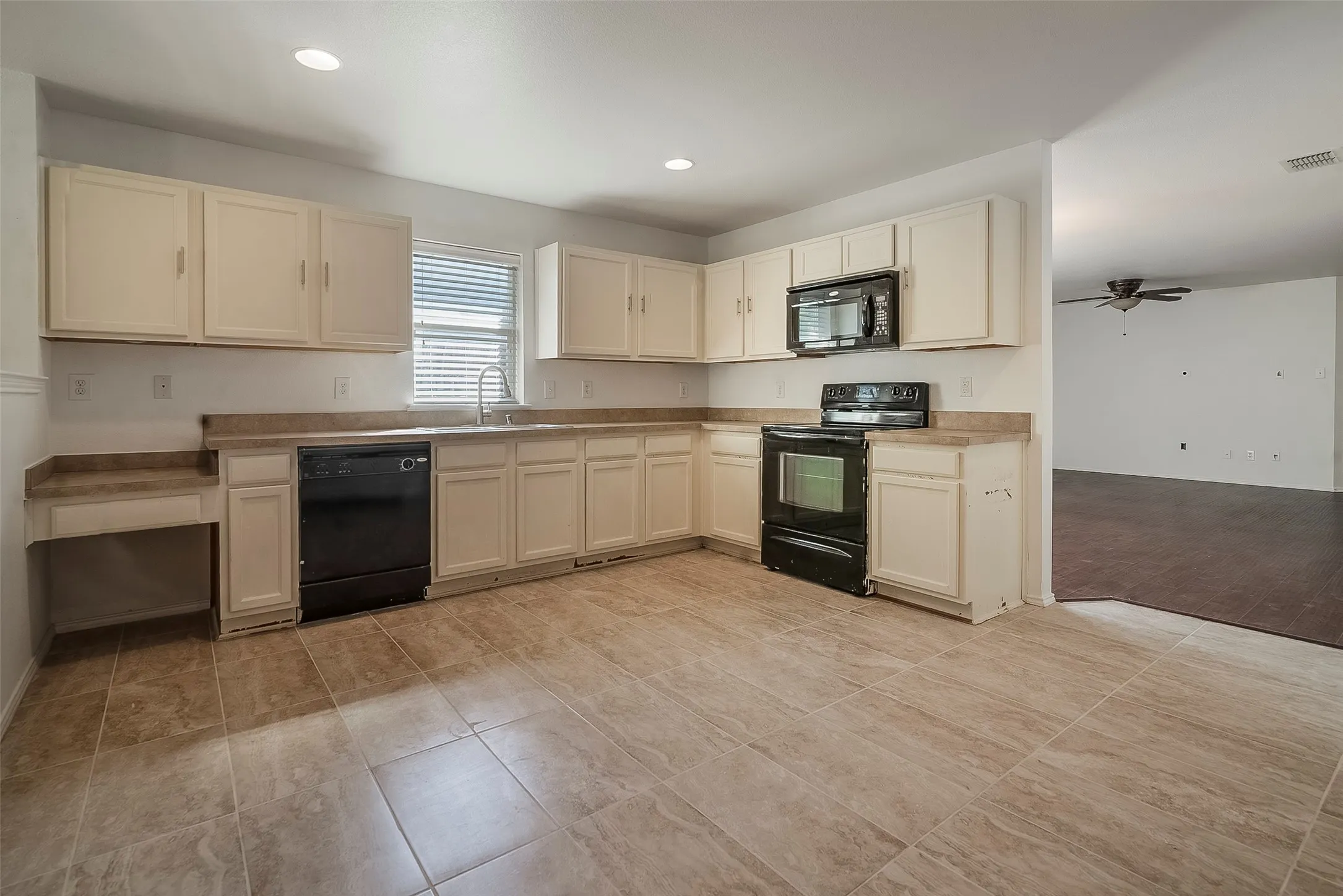 Single Family Residence For Sale in Denton County , 2901 Saddle Drive, Denton, Texas 76210, 4 Bedroom, 2 Bathroom, 2 Garage spaces, 2,093 Sqft, built in 2008, mls#21371866, Real Estate Agent in Denton, Homes For Sale in Denton county, Homes For Sale in Denton, Realtor in Denton Texas, Real Estate Brokerage Independent Realty Texas, Luminita Cordes Realtor