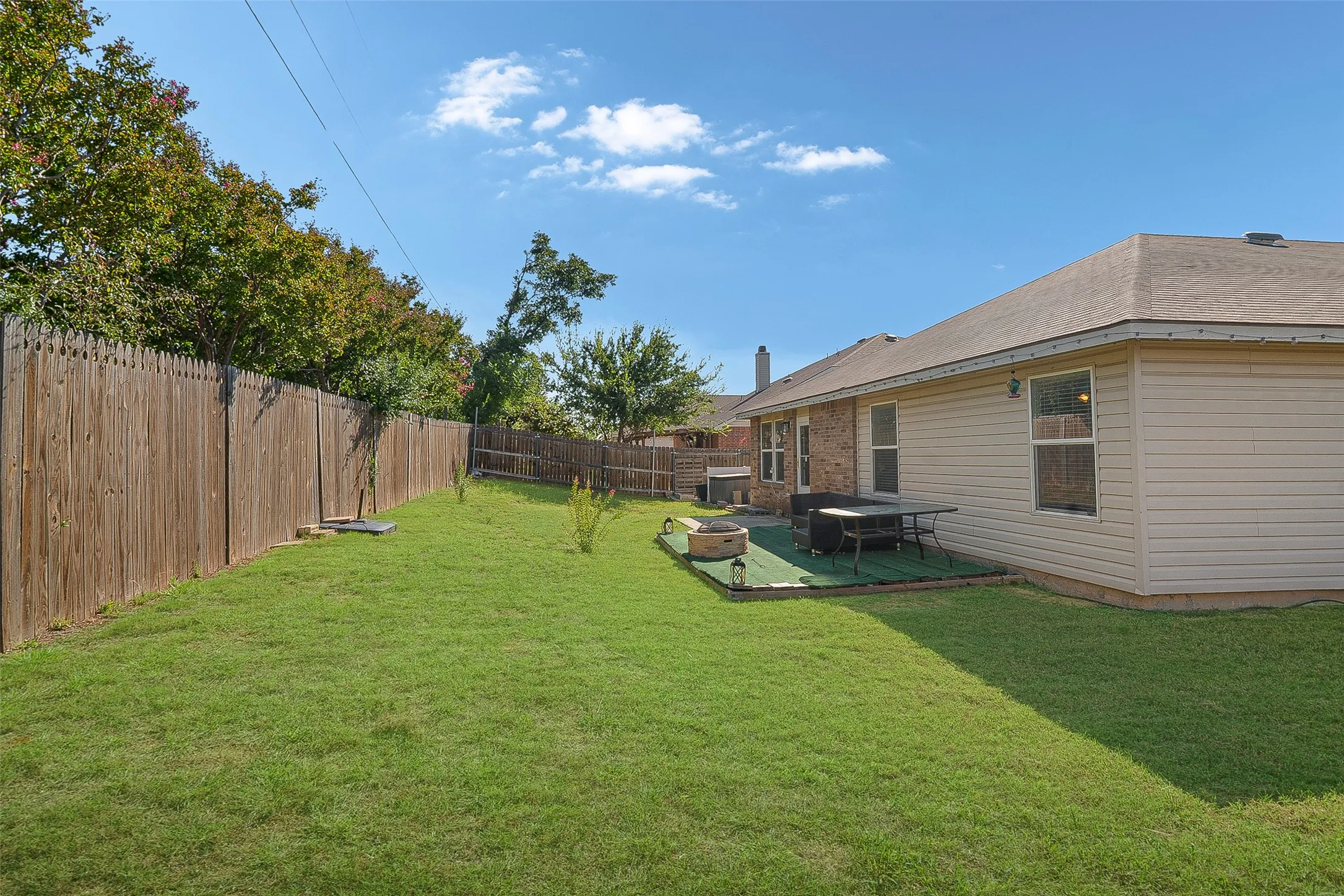 Single Family Residence For Sale in Denton County , 2901 Saddle Drive, Denton, Texas 76210, 4 Bedroom, 2 Bathroom, 2 Garage spaces, 2,093 Sqft, built in 2008, mls#21371866, Real Estate Agent in Denton, Homes For Sale in Denton county, Homes For Sale in Denton, Realtor in Denton Texas, Real Estate Brokerage Independent Realty Texas, Luminita Cordes Realtor