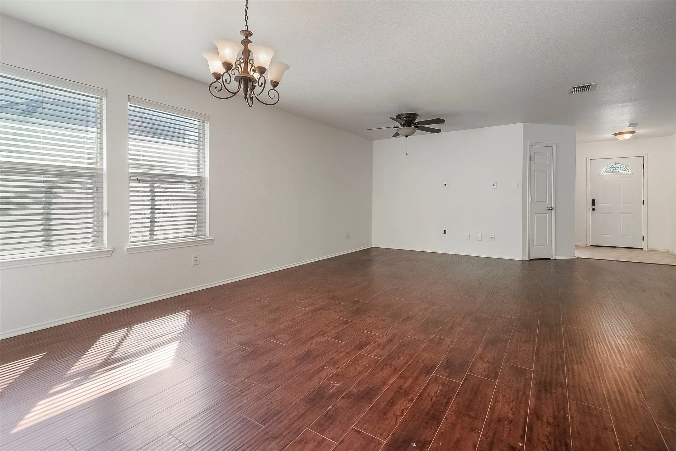 Single Family Residence For Sale in Denton County , 2901 Saddle Drive, Denton, Texas 76210, 4 Bedroom, 2 Bathroom, 2 Garage spaces, 2,093 Sqft, built in 2008, mls#21371866, Real Estate Agent in Denton, Homes For Sale in Denton county, Homes For Sale in Denton, Realtor in Denton Texas, Real Estate Brokerage Independent Realty Texas, Luminita Cordes Realtor