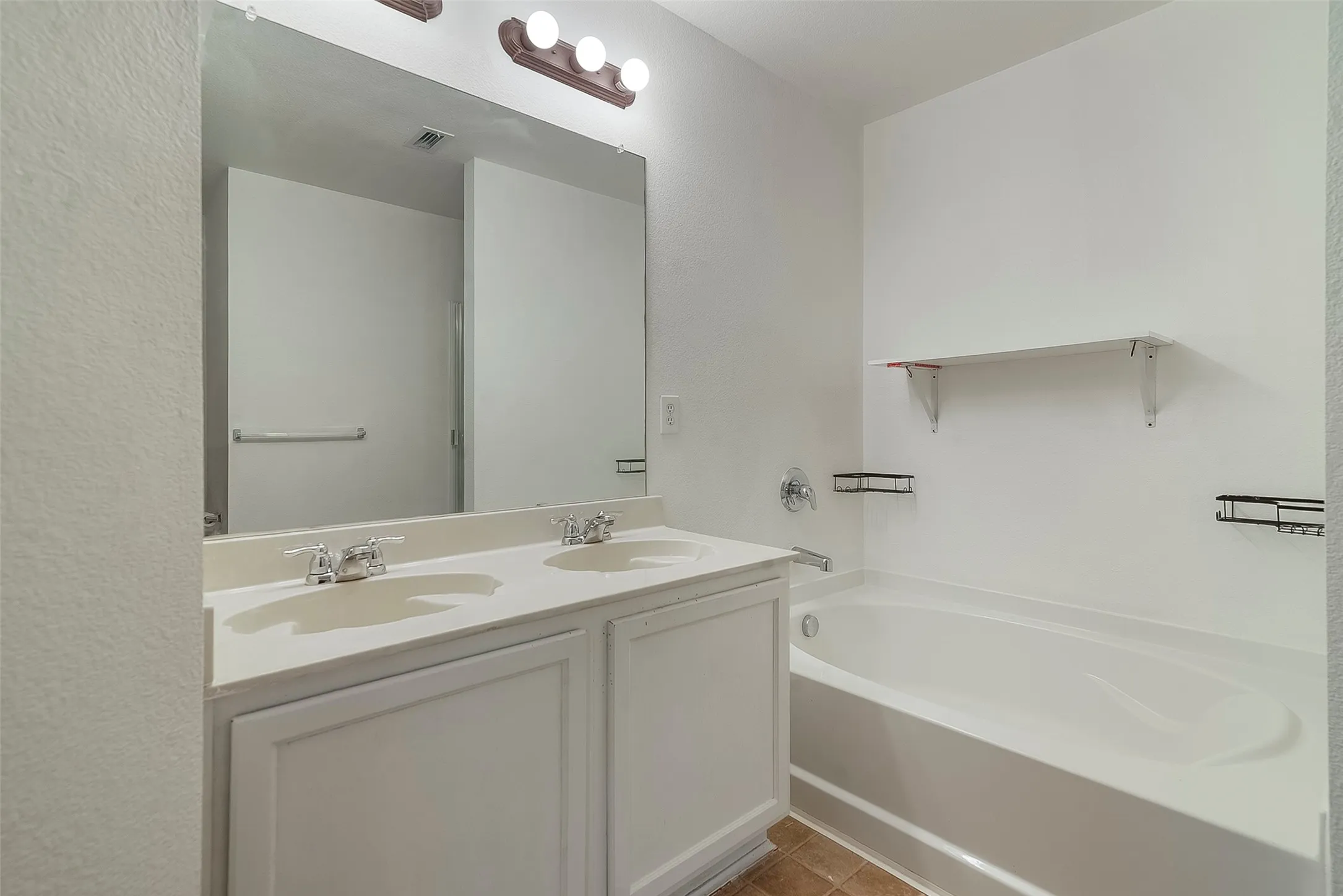 Single Family Residence For Sale in Denton County , 2901 Saddle Drive, Denton, Texas 76210, 4 Bedroom, 2 Bathroom, 2 Garage spaces, 2,093 Sqft, built in 2008, mls#21371866, Real Estate Agent in Denton, Homes For Sale in Denton county, Homes For Sale in Denton, Realtor in Denton Texas, Real Estate Brokerage Independent Realty Texas, Luminita Cordes Realtor