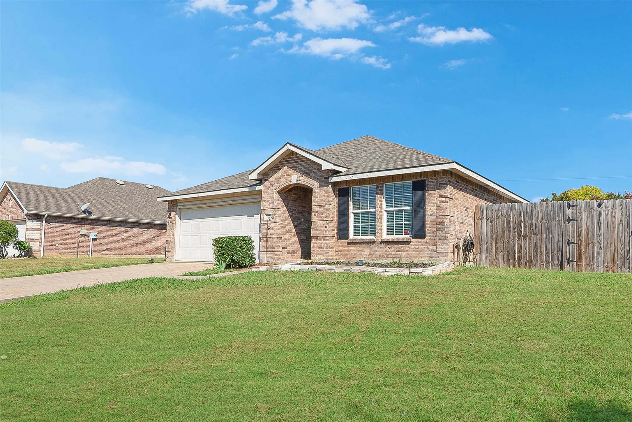 Single Family Residence For Sale in Denton County , 2901 Saddle Drive, Denton, Texas 76210, 4 Bedroom, 2 Bathroom, 2 Garage spaces, 2,093 Sqft, built in 2008, mls#21371866, Real Estate Agent in Denton, Homes For Sale in Denton county, Homes For Sale in Denton, Realtor in Denton Texas, Real Estate Brokerage Independent Realty Texas, Luminita Cordes Realtor