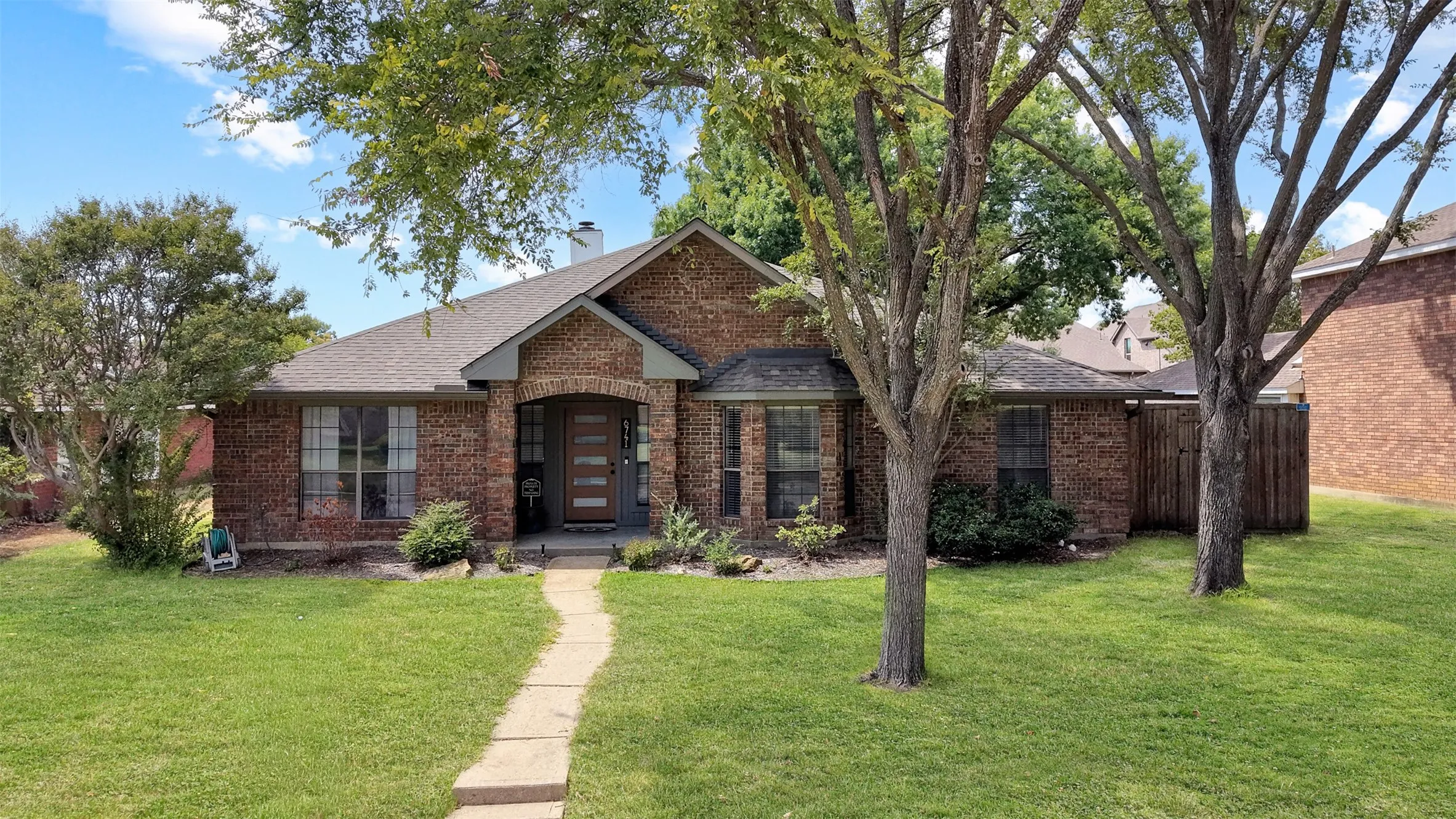 Single Family Residence For Sale in Collin County , 6741 Biltmore Place, Plano, Texas 75023, 3 Bedroom, 2 Bathroom, 2 Garage spaces, 1,938 Sqft, built in 1986, mls#21371894, Real Estate Agent in Plano, Homes For Sale in Collin county, Homes For Sale in Plano, Realtor in Plano Texas, Real Estate Brokerage Independent Realty Texas, Luminita Cordes Realtor