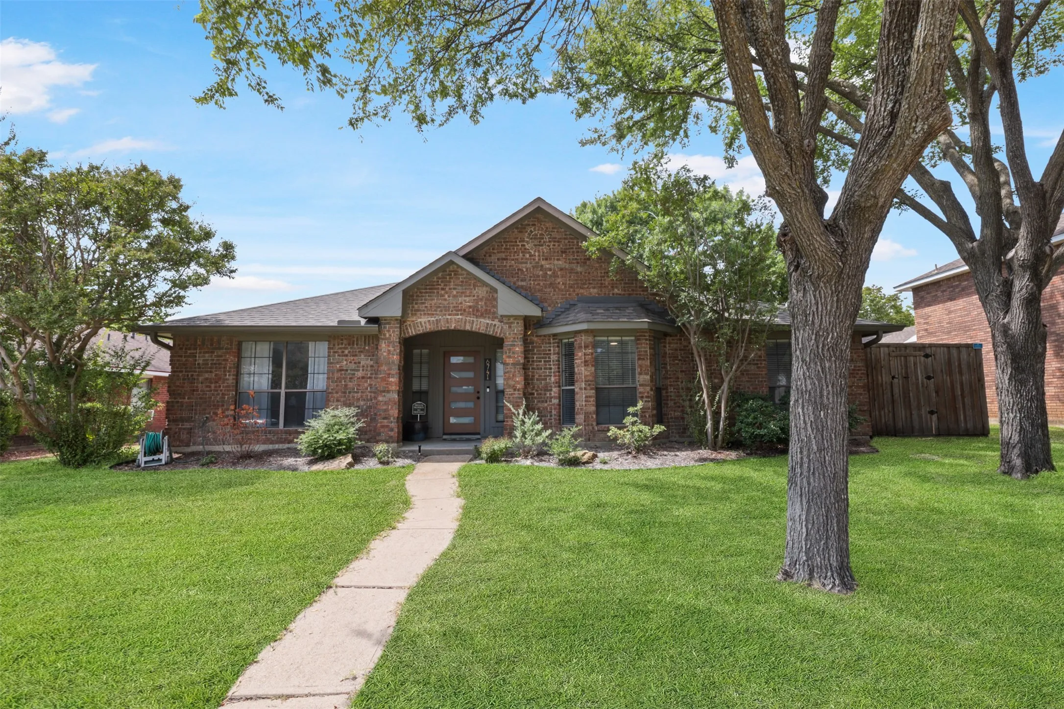 Single Family Residence For Sale in Collin County , 6741 Biltmore Place, Plano, Texas 75023, 3 Bedroom, 2 Bathroom, 2 Garage spaces, 1,938 Sqft, built in 1986, mls#21371894, Real Estate Agent in Plano, Homes For Sale in Collin county, Homes For Sale in Plano, Realtor in Plano Texas, Real Estate Brokerage Independent Realty Texas, Luminita Cordes Realtor