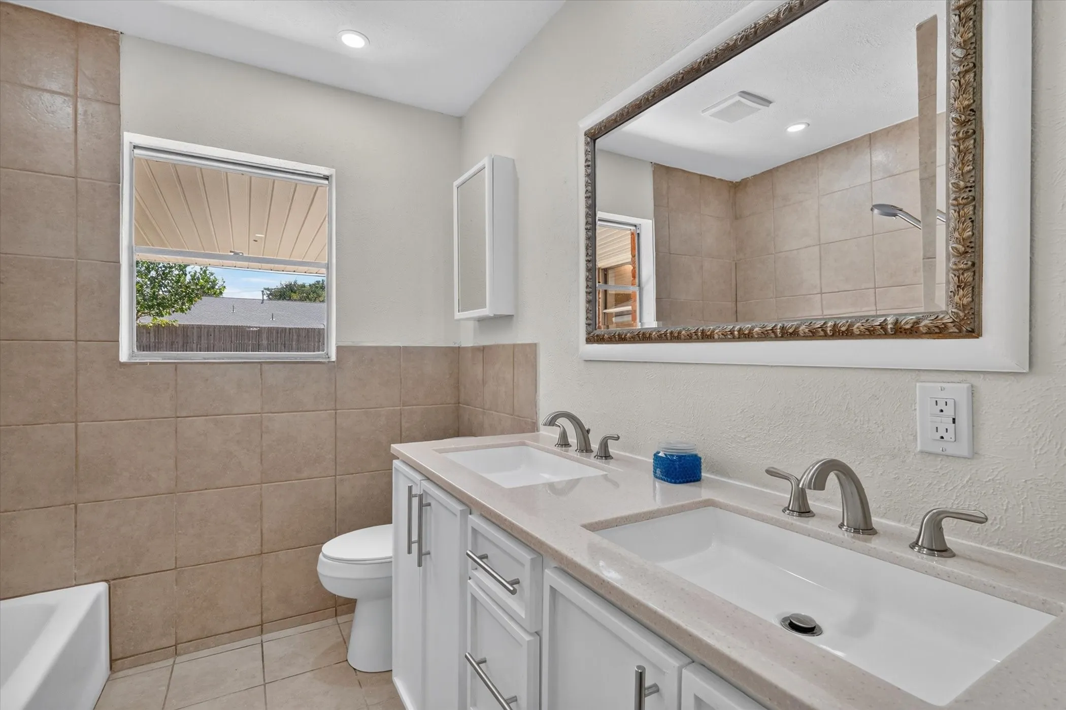 Single Family Residence For Sale in Tarrant County , 6301 Wheaton Drive, Fort Worth, Texas 76133, 3 Bedroom, 2 Bathroom, 2 Garage spaces, 2,130 Sqft, built in 1966, mls#21367888, Real Estate Agent in Fort Worth, Homes For Sale in Tarrant county, Homes For Sale in Fort Worth, Realtor in Fort Worth Texas, Real Estate Brokerage Independent Realty Texas, Luminita Cordes Realtor