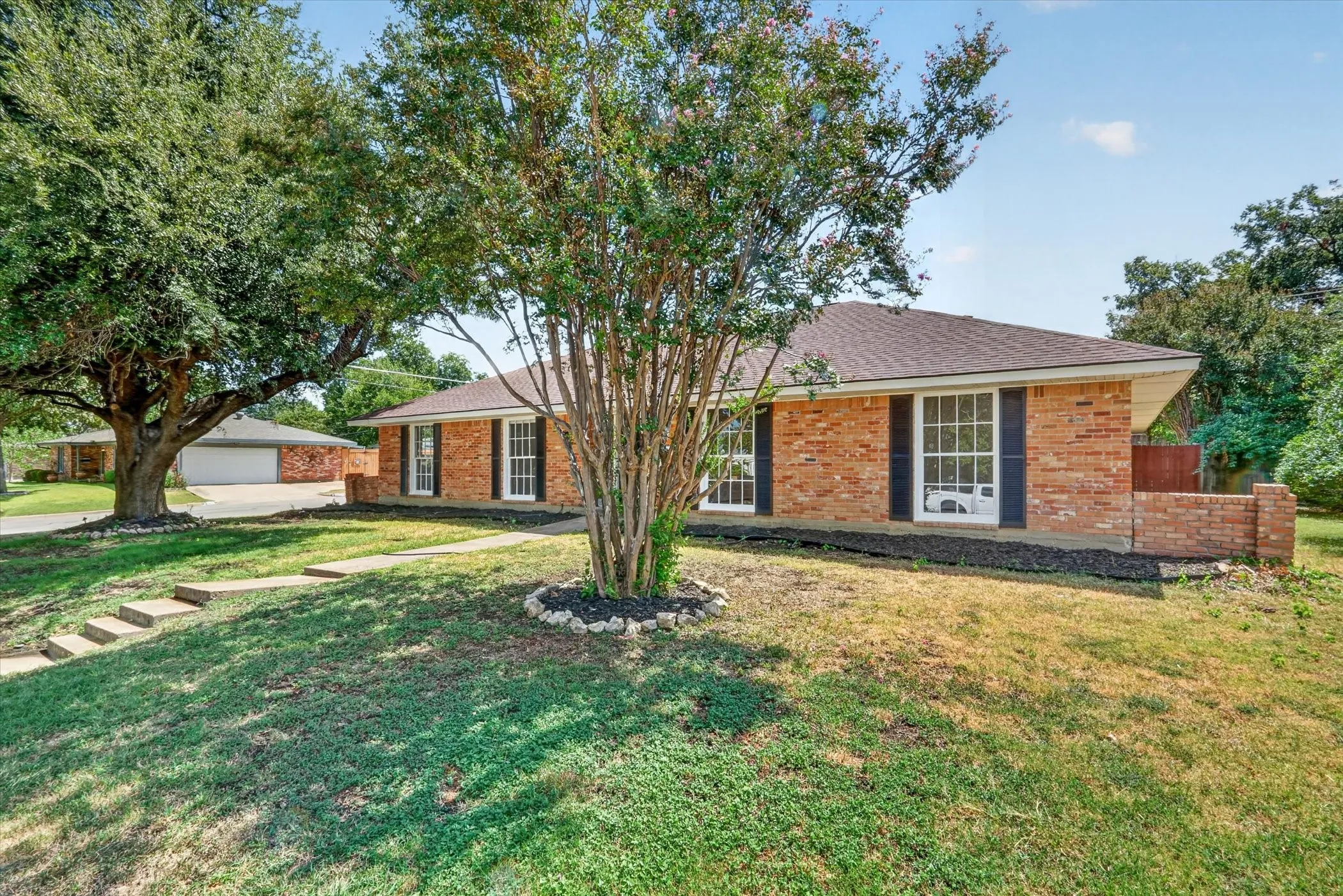 Single Family Residence For Sale in Tarrant County , 6301 Wheaton Drive, Fort Worth, Texas 76133, 3 Bedroom, 2 Bathroom, 2 Garage spaces, 2,130 Sqft, built in 1966, mls#21367888, Real Estate Agent in Fort Worth, Homes For Sale in Tarrant county, Homes For Sale in Fort Worth, Realtor in Fort Worth Texas, Real Estate Brokerage Independent Realty Texas, Luminita Cordes Realtor