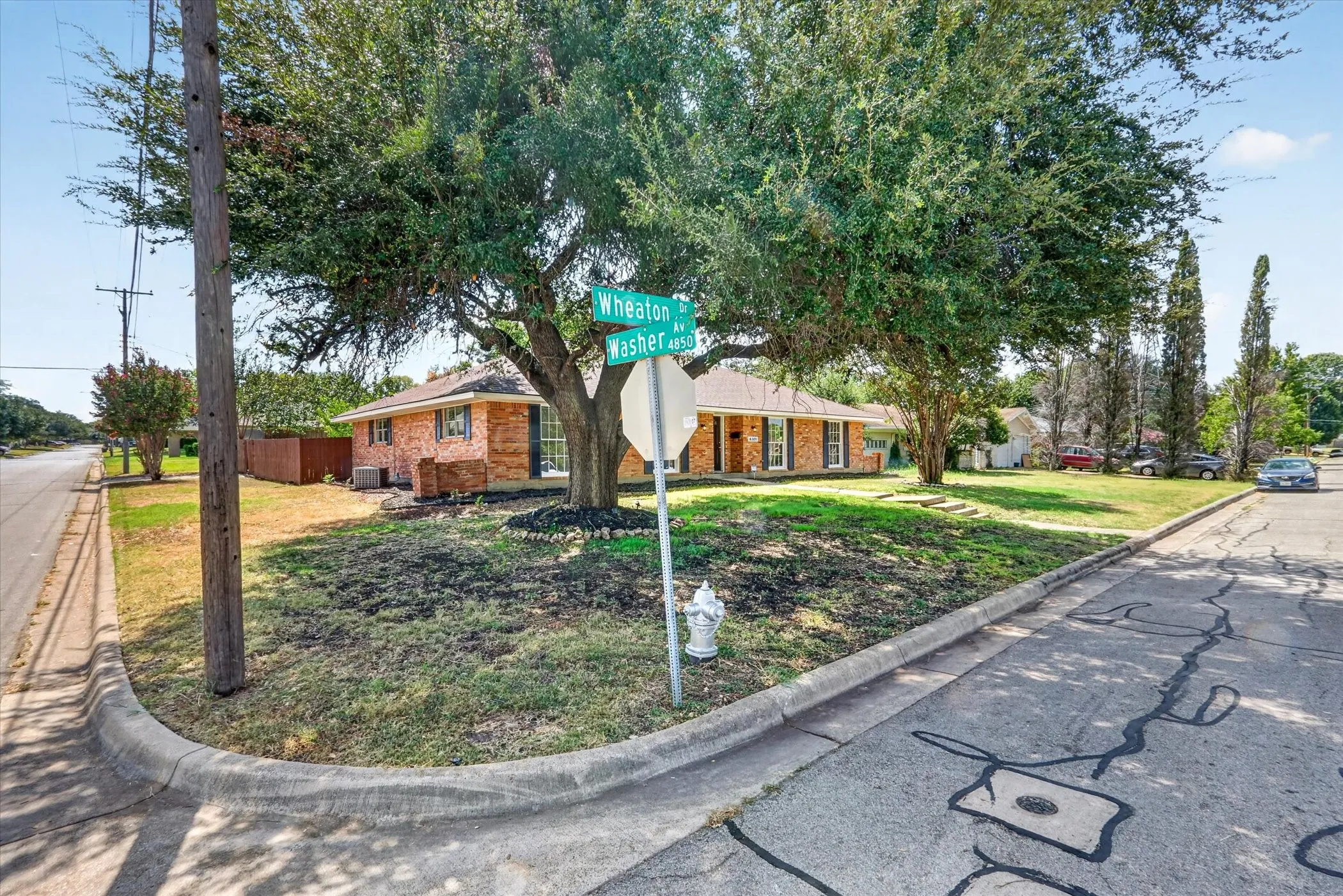 Single Family Residence For Sale in Tarrant County , 6301 Wheaton Drive, Fort Worth, Texas 76133, 3 Bedroom, 2 Bathroom, 2 Garage spaces, 2,130 Sqft, built in 1966, mls#21367888, Real Estate Agent in Fort Worth, Homes For Sale in Tarrant county, Homes For Sale in Fort Worth, Realtor in Fort Worth Texas, Real Estate Brokerage Independent Realty Texas, Luminita Cordes Realtor