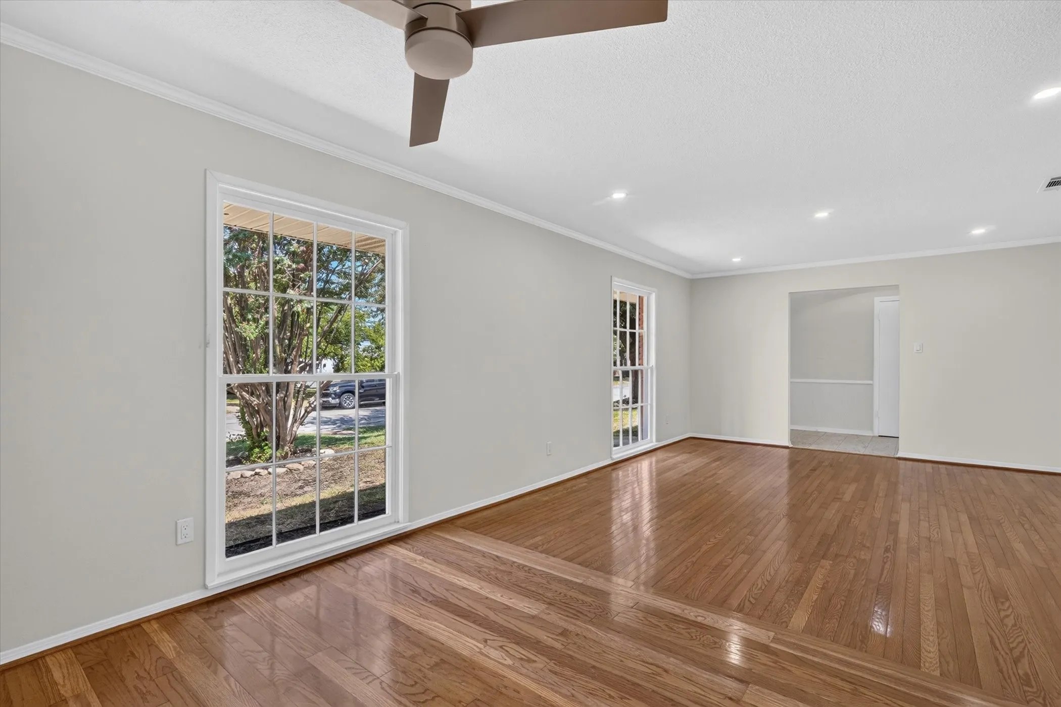Single Family Residence For Sale in Tarrant County , 6301 Wheaton Drive, Fort Worth, Texas 76133, 3 Bedroom, 2 Bathroom, 2 Garage spaces, 2,130 Sqft, built in 1966, mls#21367888, Real Estate Agent in Fort Worth, Homes For Sale in Tarrant county, Homes For Sale in Fort Worth, Realtor in Fort Worth Texas, Real Estate Brokerage Independent Realty Texas, Luminita Cordes Realtor