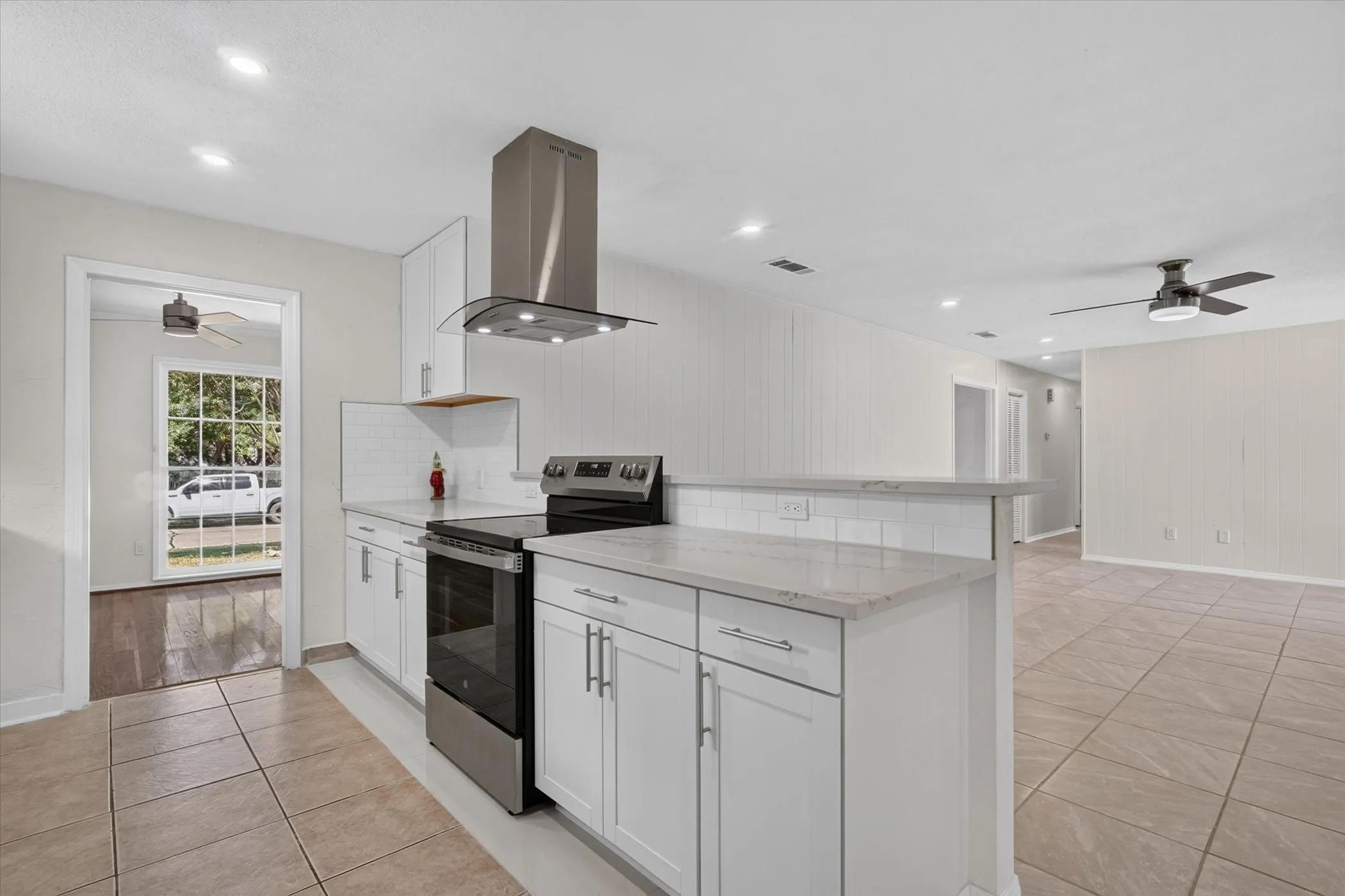Single Family Residence For Sale in Tarrant County , 6301 Wheaton Drive, Fort Worth, Texas 76133, 3 Bedroom, 2 Bathroom, 2 Garage spaces, 2,130 Sqft, built in 1966, mls#21367888, Real Estate Agent in Fort Worth, Homes For Sale in Tarrant county, Homes For Sale in Fort Worth, Realtor in Fort Worth Texas, Real Estate Brokerage Independent Realty Texas, Luminita Cordes Realtor