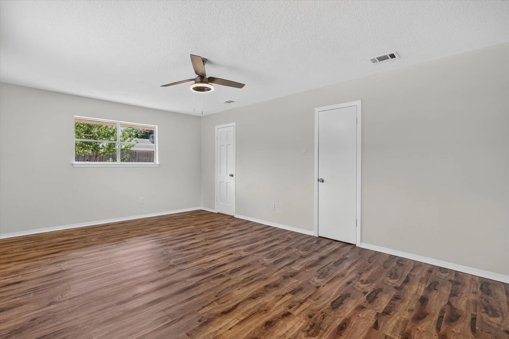 Single Family Residence For Sale in Tarrant County , 6301 Wheaton Drive, Fort Worth, Texas 76133, 3 Bedroom, 2 Bathroom, 2 Garage spaces, 2,130 Sqft, built in 1966, mls#21367888, Real Estate Agent in Fort Worth, Homes For Sale in Tarrant county, Homes For Sale in Fort Worth, Realtor in Fort Worth Texas, Real Estate Brokerage Independent Realty Texas, Luminita Cordes Realtor