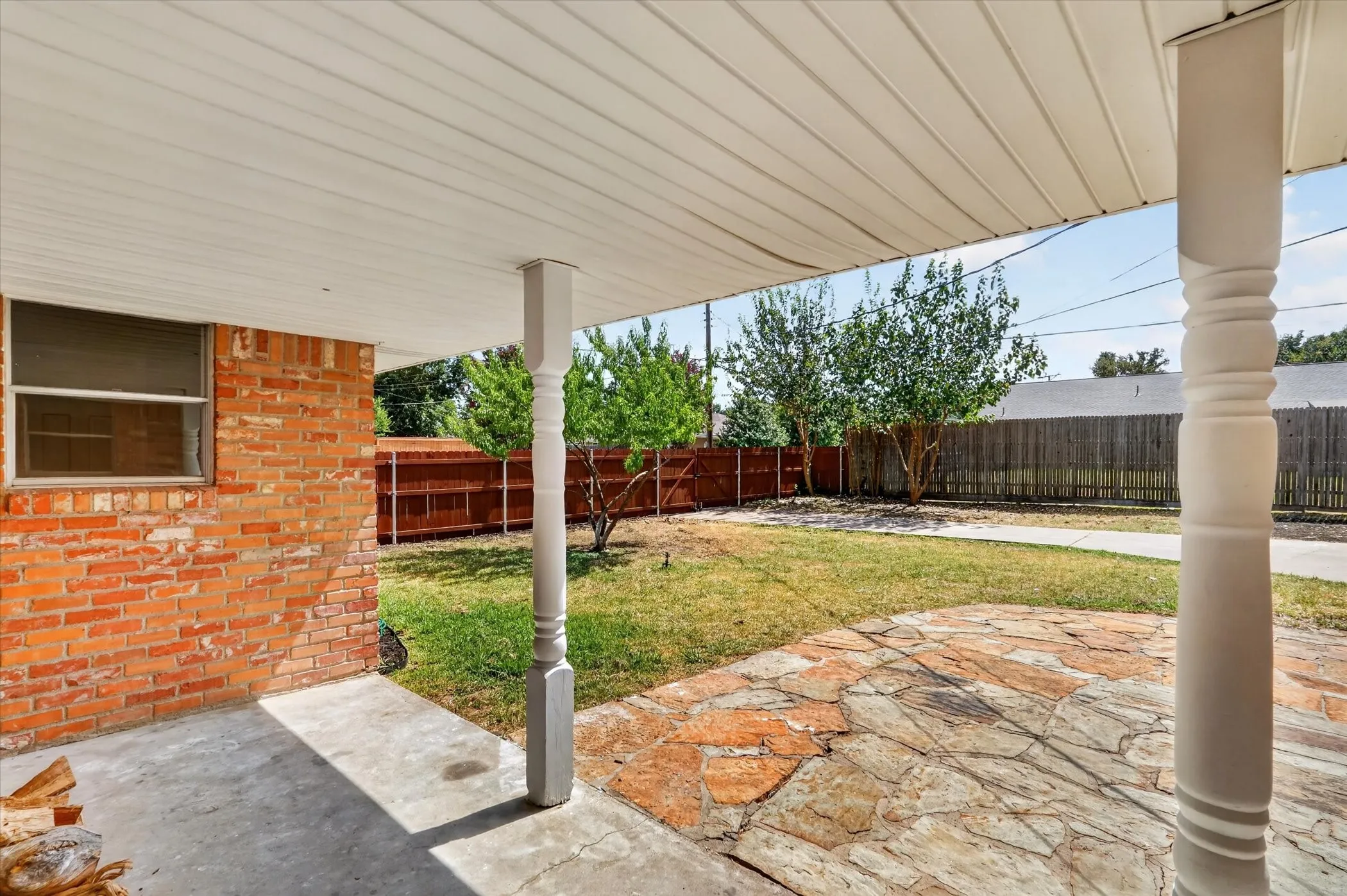 Single Family Residence For Sale in Tarrant County , 6301 Wheaton Drive, Fort Worth, Texas 76133, 3 Bedroom, 2 Bathroom, 2 Garage spaces, 2,130 Sqft, built in 1966, mls#21367888, Real Estate Agent in Fort Worth, Homes For Sale in Tarrant county, Homes For Sale in Fort Worth, Realtor in Fort Worth Texas, Real Estate Brokerage Independent Realty Texas, Luminita Cordes Realtor