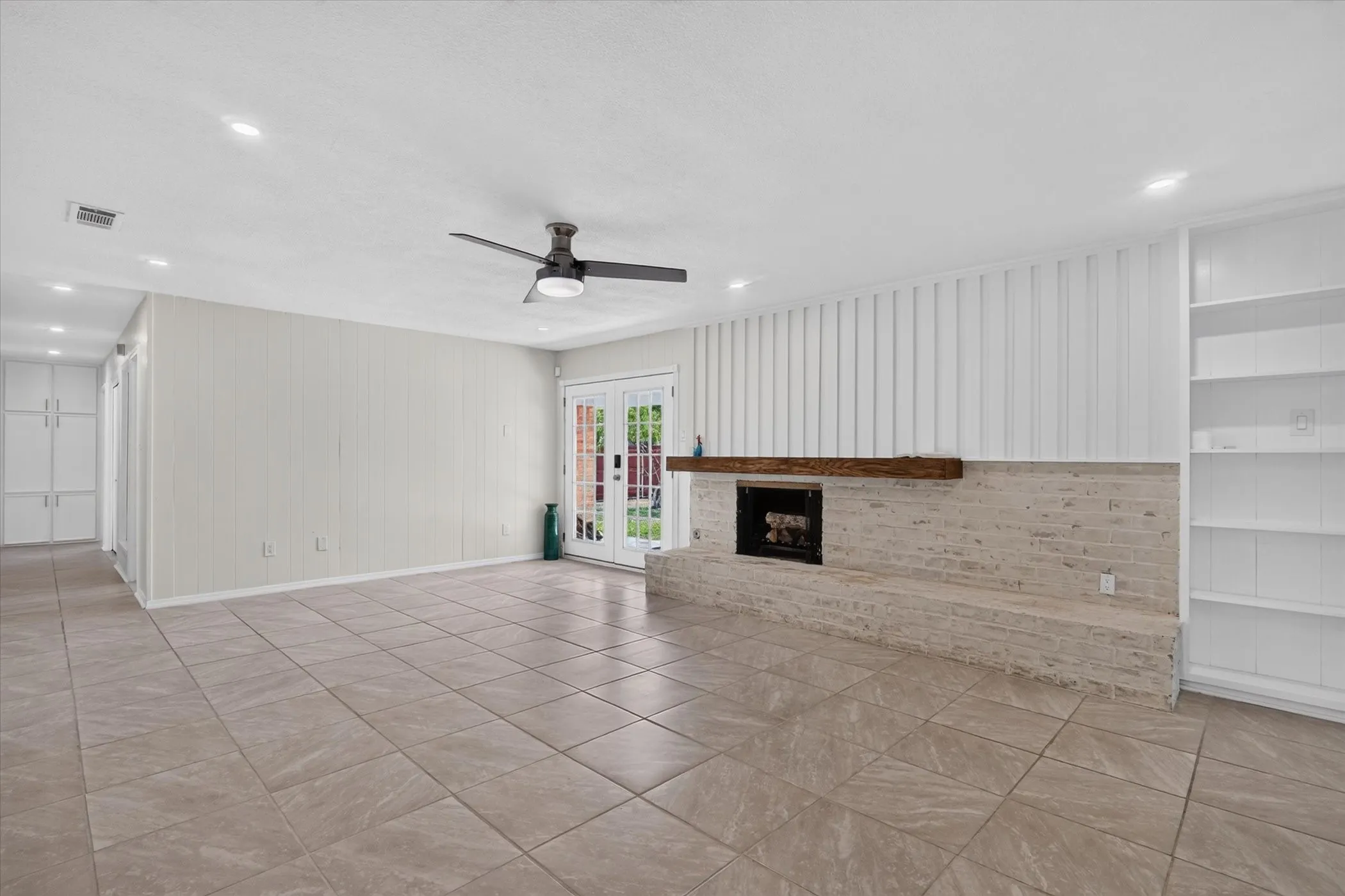 Single Family Residence For Sale in Tarrant County , 6301 Wheaton Drive, Fort Worth, Texas 76133, 3 Bedroom, 2 Bathroom, 2 Garage spaces, 2,130 Sqft, built in 1966, mls#21367888, Real Estate Agent in Fort Worth, Homes For Sale in Tarrant county, Homes For Sale in Fort Worth, Realtor in Fort Worth Texas, Real Estate Brokerage Independent Realty Texas, Luminita Cordes Realtor
