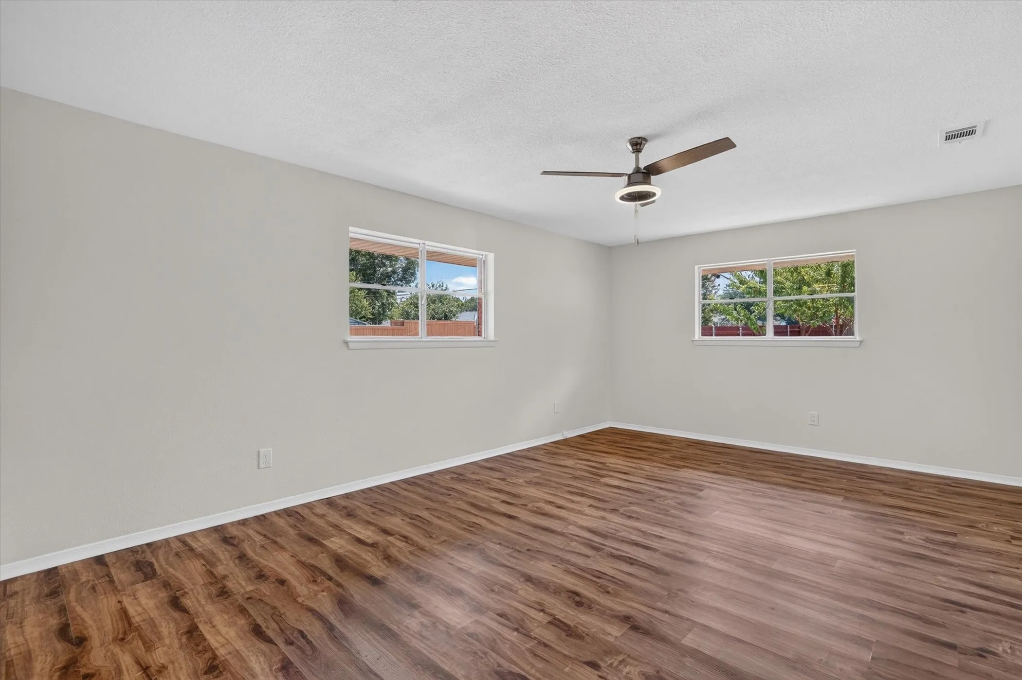 Single Family Residence For Sale in Tarrant County , 6301 Wheaton Drive, Fort Worth, Texas 76133, 3 Bedroom, 2 Bathroom, 2 Garage spaces, 2,130 Sqft, built in 1966, mls#21367888, Real Estate Agent in Fort Worth, Homes For Sale in Tarrant county, Homes For Sale in Fort Worth, Realtor in Fort Worth Texas, Real Estate Brokerage Independent Realty Texas, Luminita Cordes Realtor