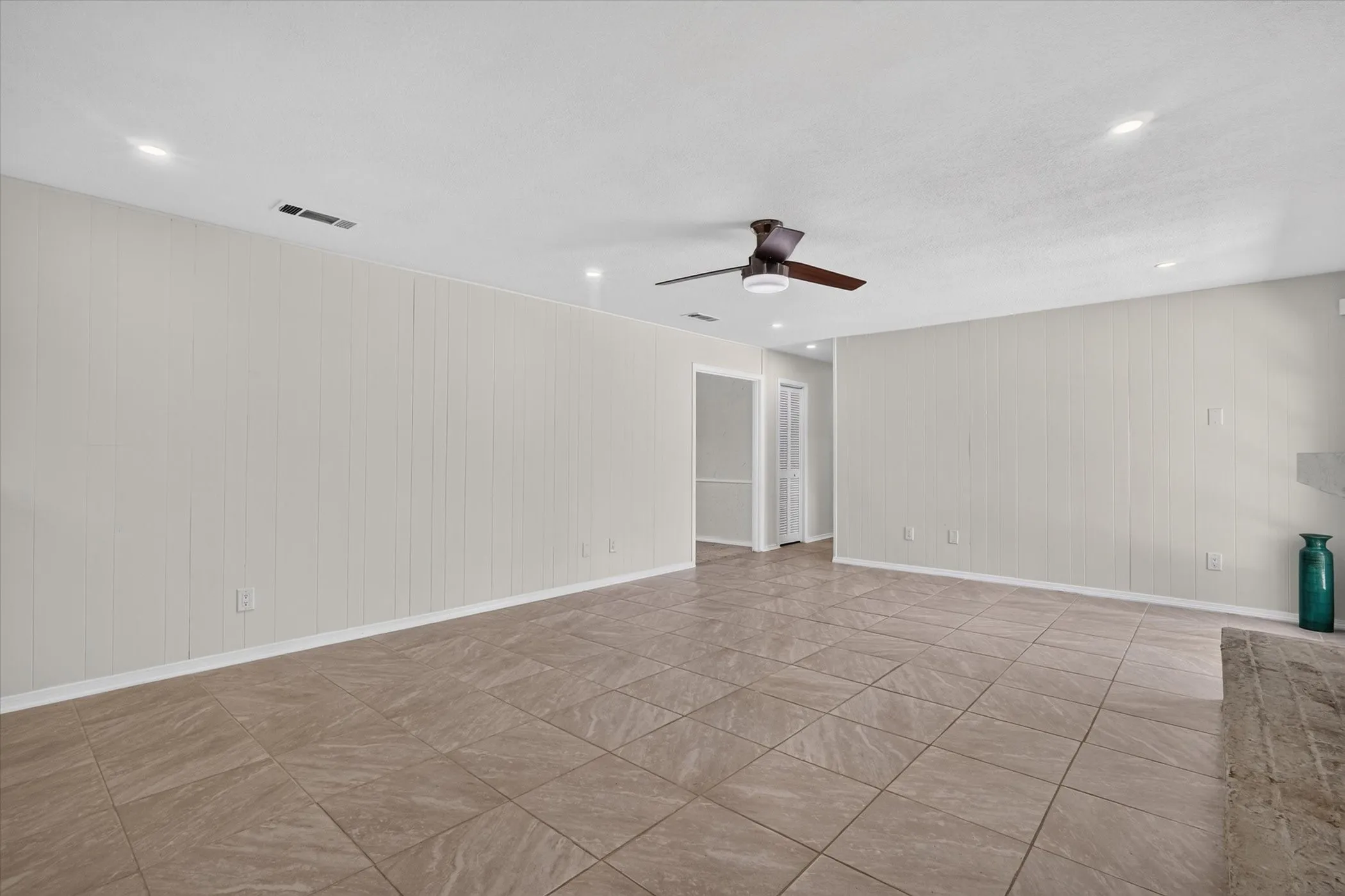 Single Family Residence For Sale in Tarrant County , 6301 Wheaton Drive, Fort Worth, Texas 76133, 3 Bedroom, 2 Bathroom, 2 Garage spaces, 2,130 Sqft, built in 1966, mls#21367888, Real Estate Agent in Fort Worth, Homes For Sale in Tarrant county, Homes For Sale in Fort Worth, Realtor in Fort Worth Texas, Real Estate Brokerage Independent Realty Texas, Luminita Cordes Realtor