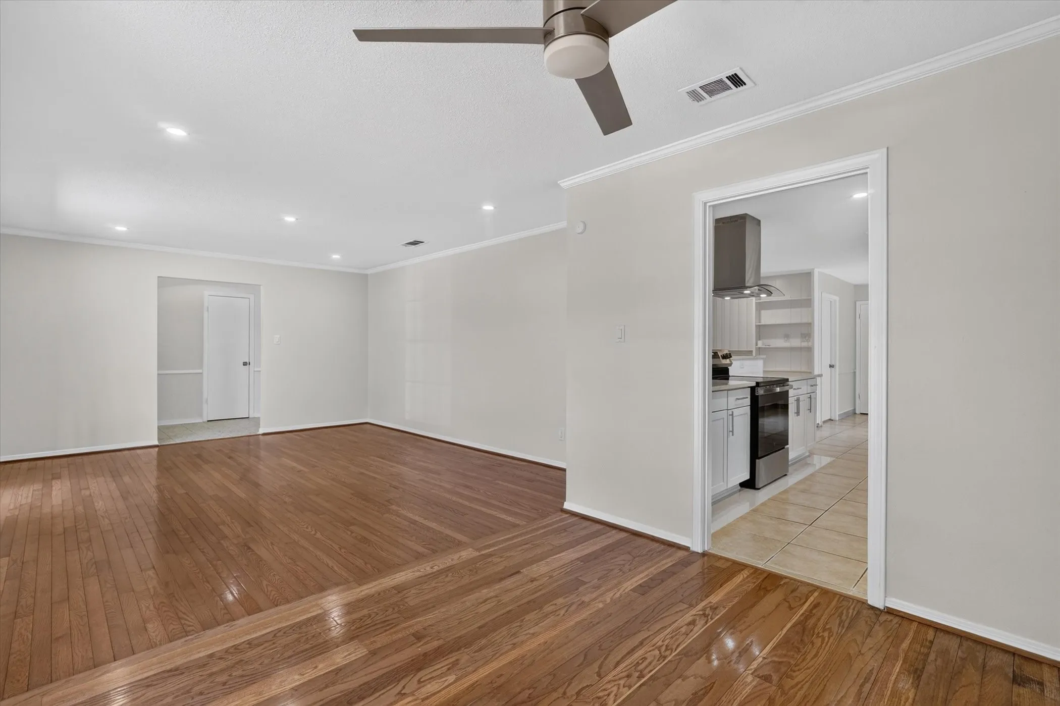 Single Family Residence For Sale in Tarrant County , 6301 Wheaton Drive, Fort Worth, Texas 76133, 3 Bedroom, 2 Bathroom, 2 Garage spaces, 2,130 Sqft, built in 1966, mls#21367888, Real Estate Agent in Fort Worth, Homes For Sale in Tarrant county, Homes For Sale in Fort Worth, Realtor in Fort Worth Texas, Real Estate Brokerage Independent Realty Texas, Luminita Cordes Realtor