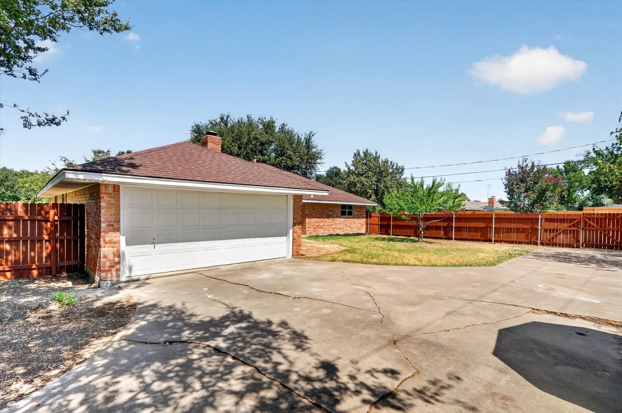 Single Family Residence For Sale in Tarrant County , 6301 Wheaton Drive, Fort Worth, Texas 76133, 3 Bedroom, 2 Bathroom, 2 Garage spaces, 2,130 Sqft, built in 1966, mls#21367888, Real Estate Agent in Fort Worth, Homes For Sale in Tarrant county, Homes For Sale in Fort Worth, Realtor in Fort Worth Texas, Real Estate Brokerage Independent Realty Texas, Luminita Cordes Realtor