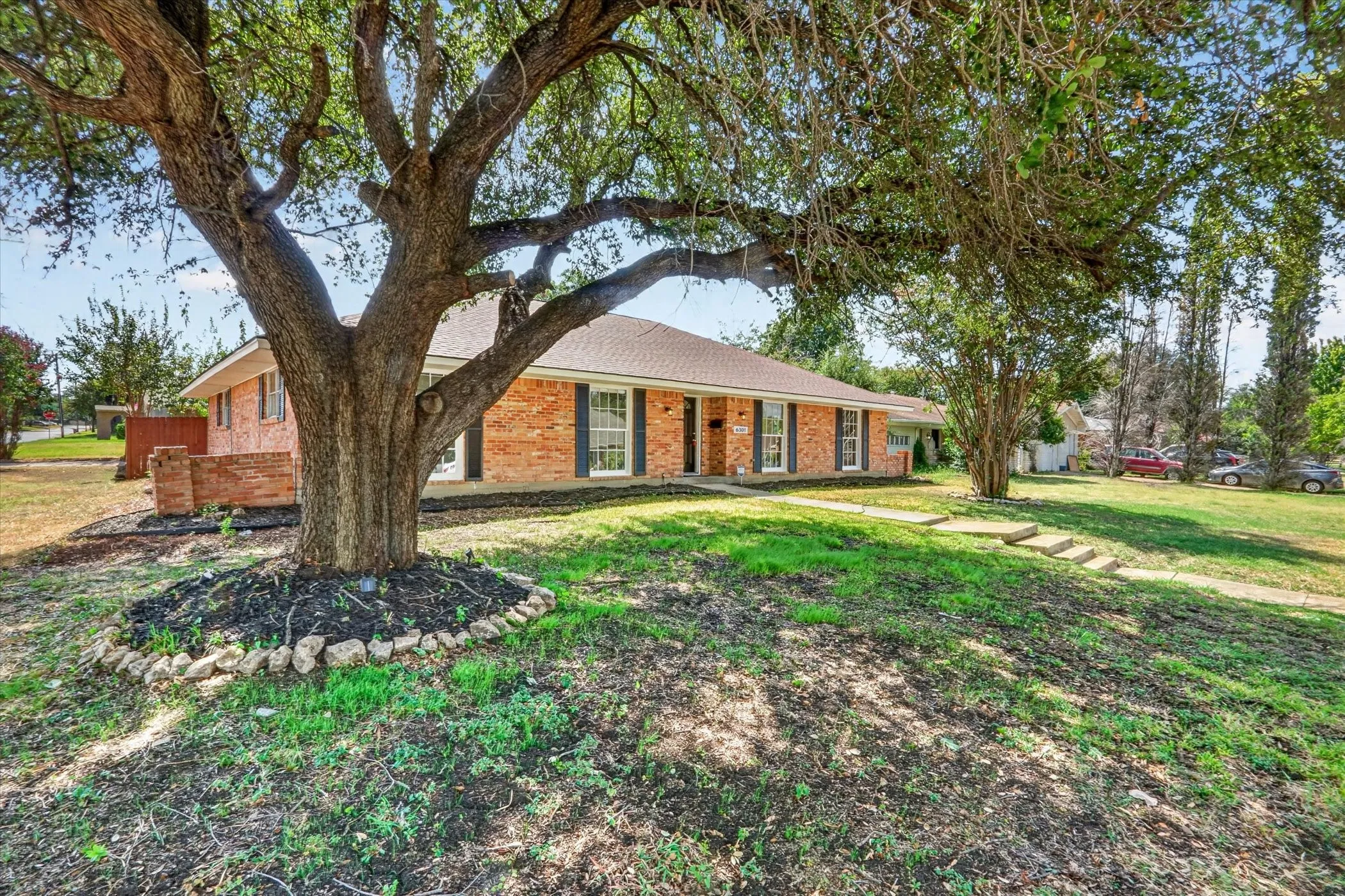Single Family Residence For Sale in Tarrant County , 6301 Wheaton Drive, Fort Worth, Texas 76133, 3 Bedroom, 2 Bathroom, 2 Garage spaces, 2,130 Sqft, built in 1966, mls#21367888, Real Estate Agent in Fort Worth, Homes For Sale in Tarrant county, Homes For Sale in Fort Worth, Realtor in Fort Worth Texas, Real Estate Brokerage Independent Realty Texas, Luminita Cordes Realtor
