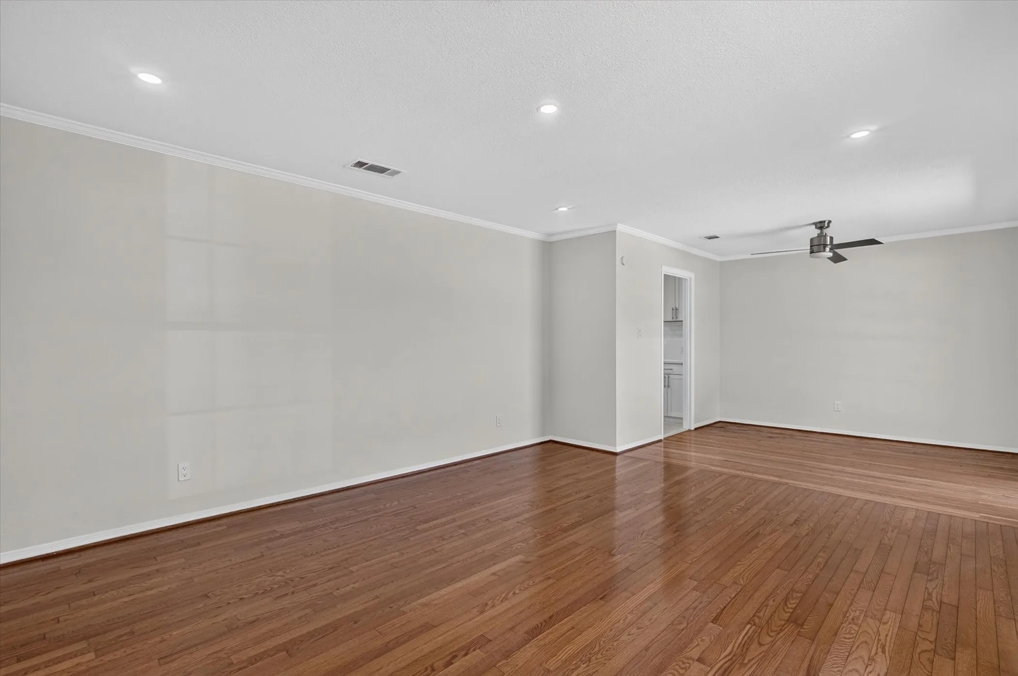 Single Family Residence For Sale in Tarrant County , 6301 Wheaton Drive, Fort Worth, Texas 76133, 3 Bedroom, 2 Bathroom, 2 Garage spaces, 2,130 Sqft, built in 1966, mls#21367888, Real Estate Agent in Fort Worth, Homes For Sale in Tarrant county, Homes For Sale in Fort Worth, Realtor in Fort Worth Texas, Real Estate Brokerage Independent Realty Texas, Luminita Cordes Realtor
