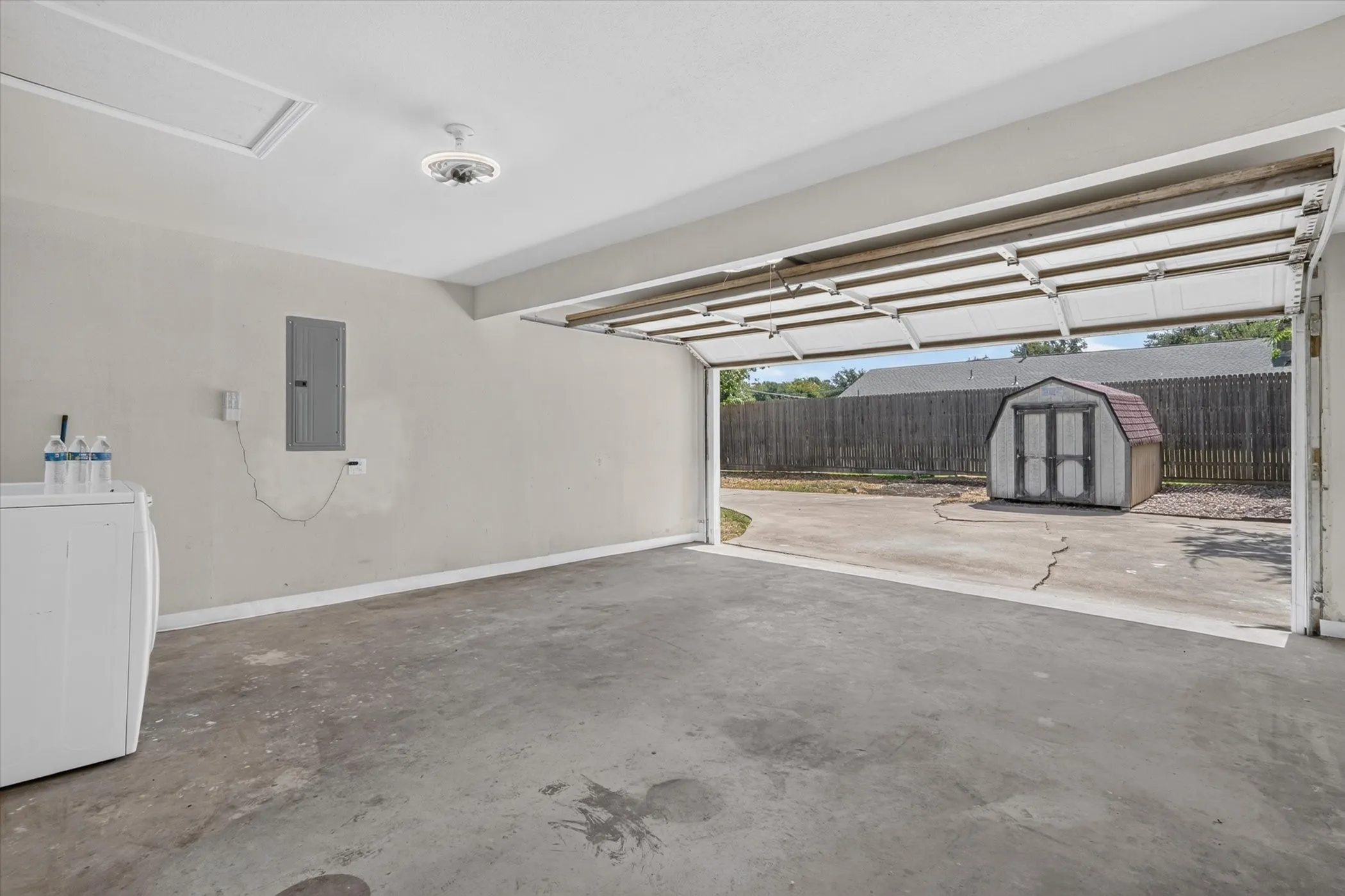 Single Family Residence For Sale in Tarrant County , 6301 Wheaton Drive, Fort Worth, Texas 76133, 3 Bedroom, 2 Bathroom, 2 Garage spaces, 2,130 Sqft, built in 1966, mls#21367888, Real Estate Agent in Fort Worth, Homes For Sale in Tarrant county, Homes For Sale in Fort Worth, Realtor in Fort Worth Texas, Real Estate Brokerage Independent Realty Texas, Luminita Cordes Realtor