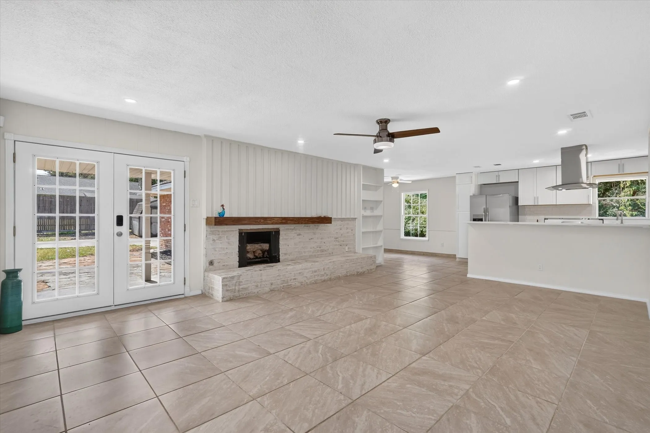 Single Family Residence For Sale in Tarrant County , 6301 Wheaton Drive, Fort Worth, Texas 76133, 3 Bedroom, 2 Bathroom, 2 Garage spaces, 2,130 Sqft, built in 1966, mls#21367888, Real Estate Agent in Fort Worth, Homes For Sale in Tarrant county, Homes For Sale in Fort Worth, Realtor in Fort Worth Texas, Real Estate Brokerage Independent Realty Texas, Luminita Cordes Realtor