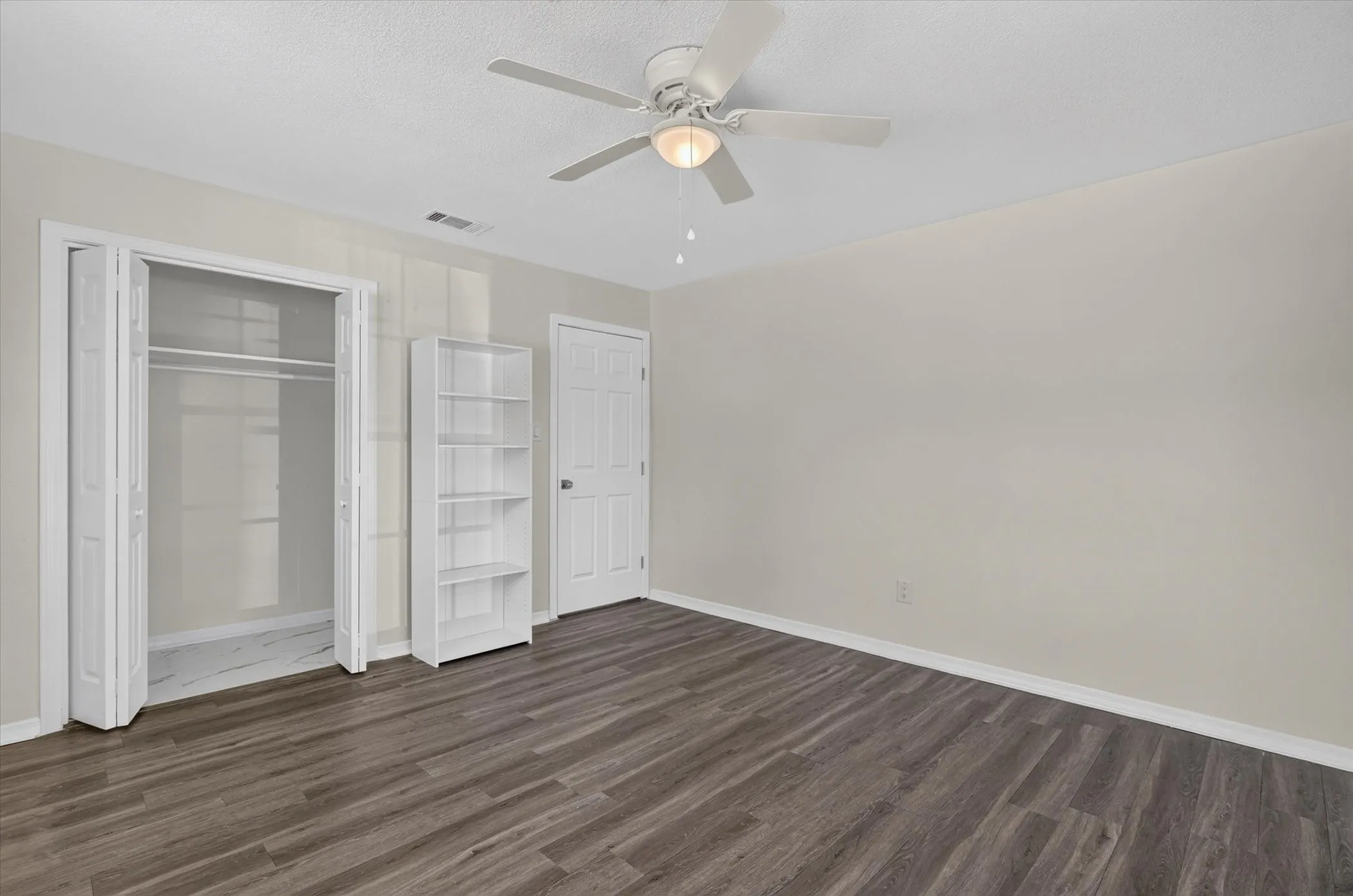 Single Family Residence For Sale in Tarrant County , 6301 Wheaton Drive, Fort Worth, Texas 76133, 3 Bedroom, 2 Bathroom, 2 Garage spaces, 2,130 Sqft, built in 1966, mls#21367888, Real Estate Agent in Fort Worth, Homes For Sale in Tarrant county, Homes For Sale in Fort Worth, Realtor in Fort Worth Texas, Real Estate Brokerage Independent Realty Texas, Luminita Cordes Realtor