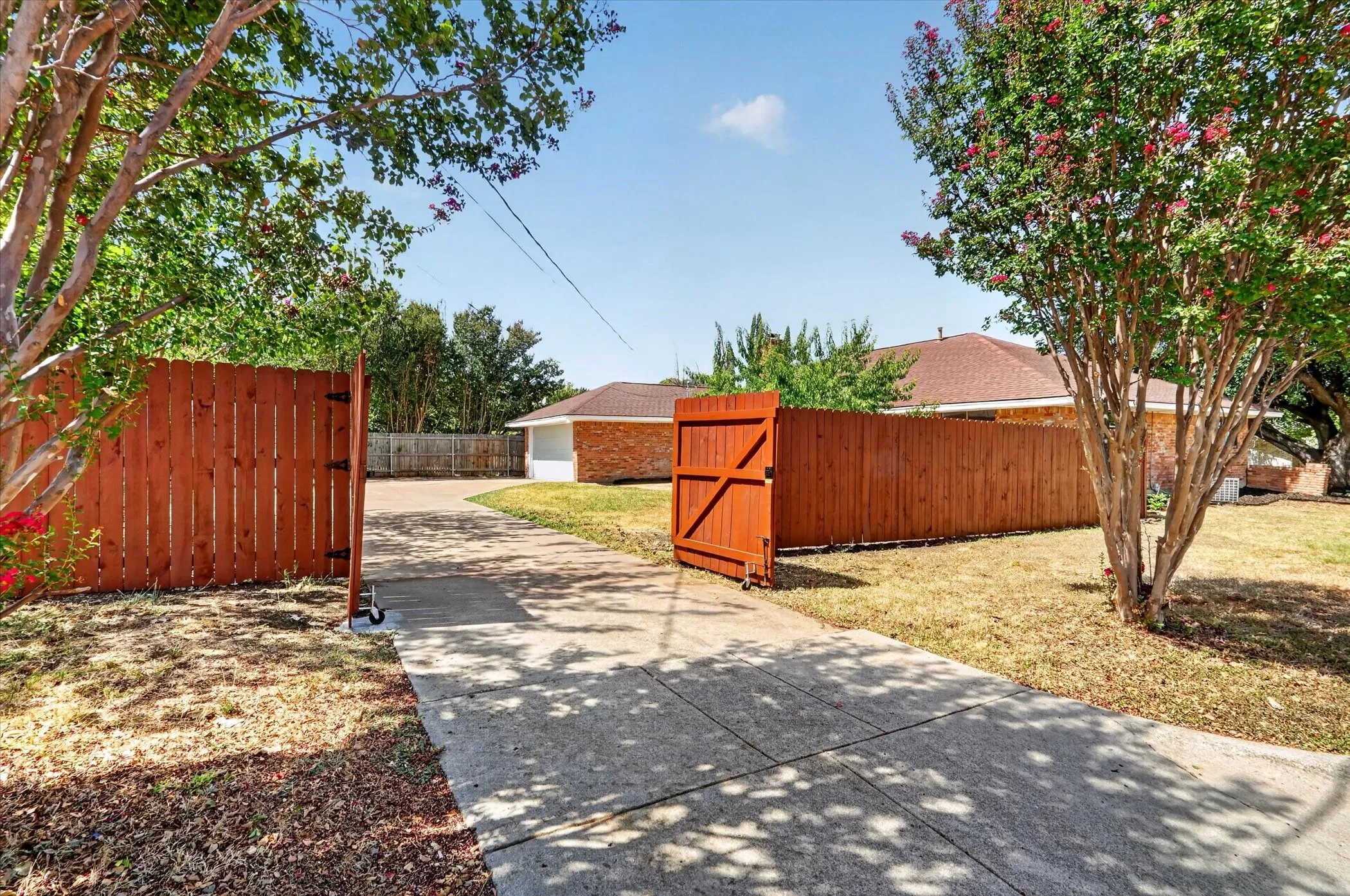 Single Family Residence For Sale in Tarrant County , 6301 Wheaton Drive, Fort Worth, Texas 76133, 3 Bedroom, 2 Bathroom, 2 Garage spaces, 2,130 Sqft, built in 1966, mls#21367888, Real Estate Agent in Fort Worth, Homes For Sale in Tarrant county, Homes For Sale in Fort Worth, Realtor in Fort Worth Texas, Real Estate Brokerage Independent Realty Texas, Luminita Cordes Realtor
