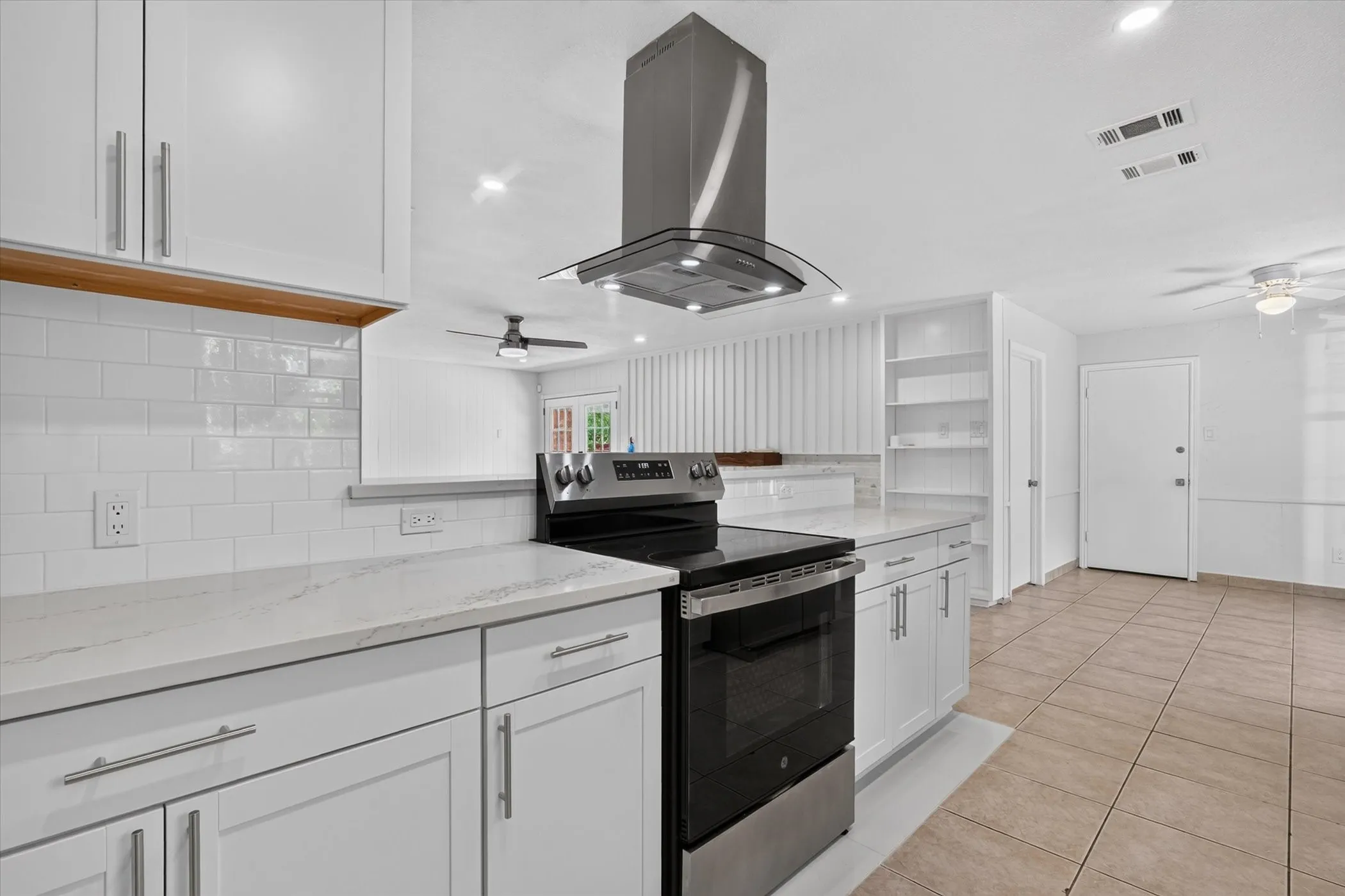 Single Family Residence For Sale in Tarrant County , 6301 Wheaton Drive, Fort Worth, Texas 76133, 3 Bedroom, 2 Bathroom, 2 Garage spaces, 2,130 Sqft, built in 1966, mls#21367888, Real Estate Agent in Fort Worth, Homes For Sale in Tarrant county, Homes For Sale in Fort Worth, Realtor in Fort Worth Texas, Real Estate Brokerage Independent Realty Texas, Luminita Cordes Realtor