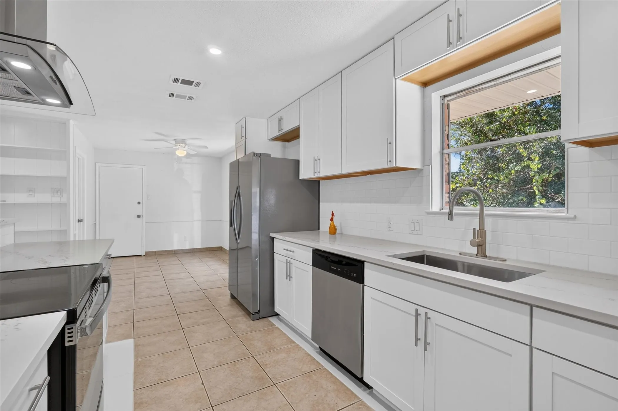 Single Family Residence For Sale in Tarrant County , 6301 Wheaton Drive, Fort Worth, Texas 76133, 3 Bedroom, 2 Bathroom, 2 Garage spaces, 2,130 Sqft, built in 1966, mls#21367888, Real Estate Agent in Fort Worth, Homes For Sale in Tarrant county, Homes For Sale in Fort Worth, Realtor in Fort Worth Texas, Real Estate Brokerage Independent Realty Texas, Luminita Cordes Realtor