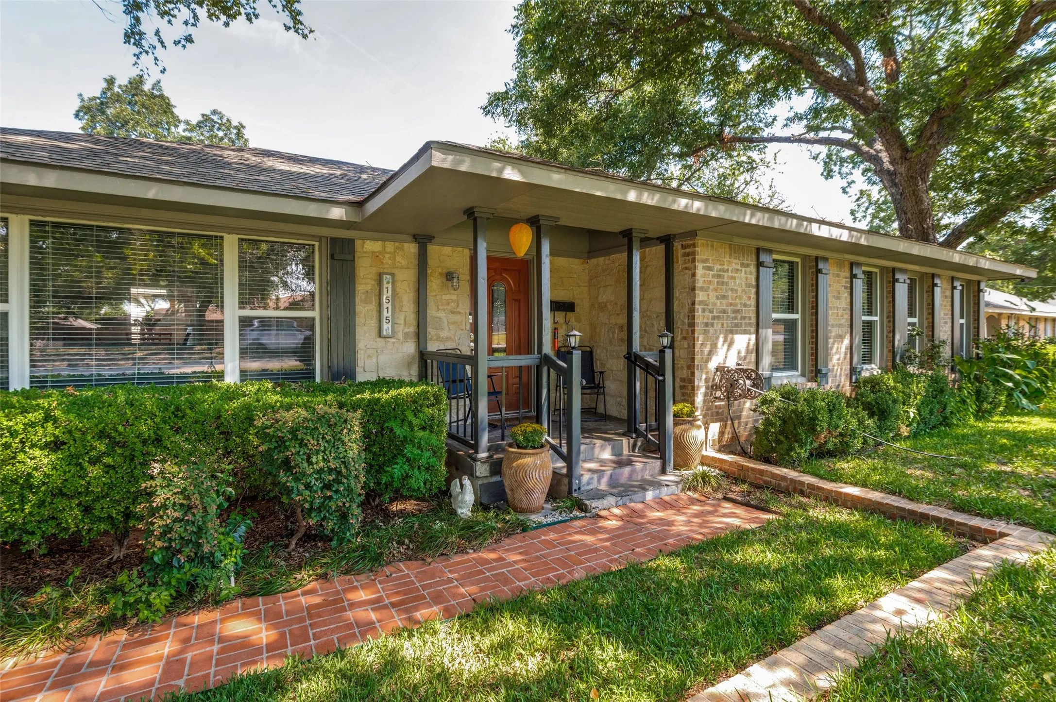 Single Family Residence For Sale in Dallas County , 1515 Francis Street, Carrollton, Texas 75006, 3 Bedroom, 2 Bathroom, 2 Garage spaces, 2,096 Sqft, built in 1951, mls#21368794, Real Estate Agent in Carrollton, Homes For Sale in Dallas county, Homes For Sale in Carrollton, Realtor in Carrollton Texas, Real Estate Brokerage Independent Realty Texas, Luminita Cordes Realtor
