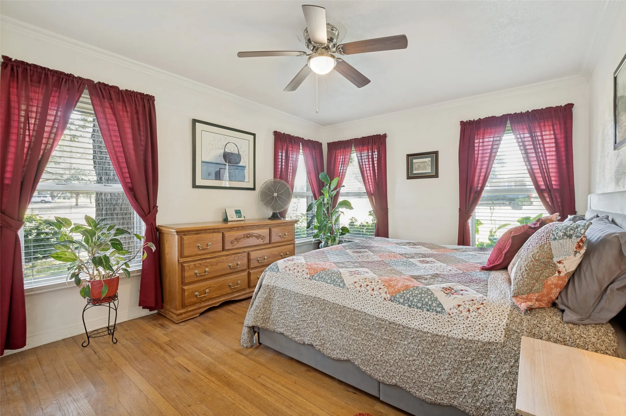 Single Family Residence For Sale in Dallas County , 1515 Francis Street, Carrollton, Texas 75006, 3 Bedroom, 2 Bathroom, 2 Garage spaces, 2,096 Sqft, built in 1951, mls#21368794, Real Estate Agent in Carrollton, Homes For Sale in Dallas county, Homes For Sale in Carrollton, Realtor in Carrollton Texas, Real Estate Brokerage Independent Realty Texas, Luminita Cordes Realtor